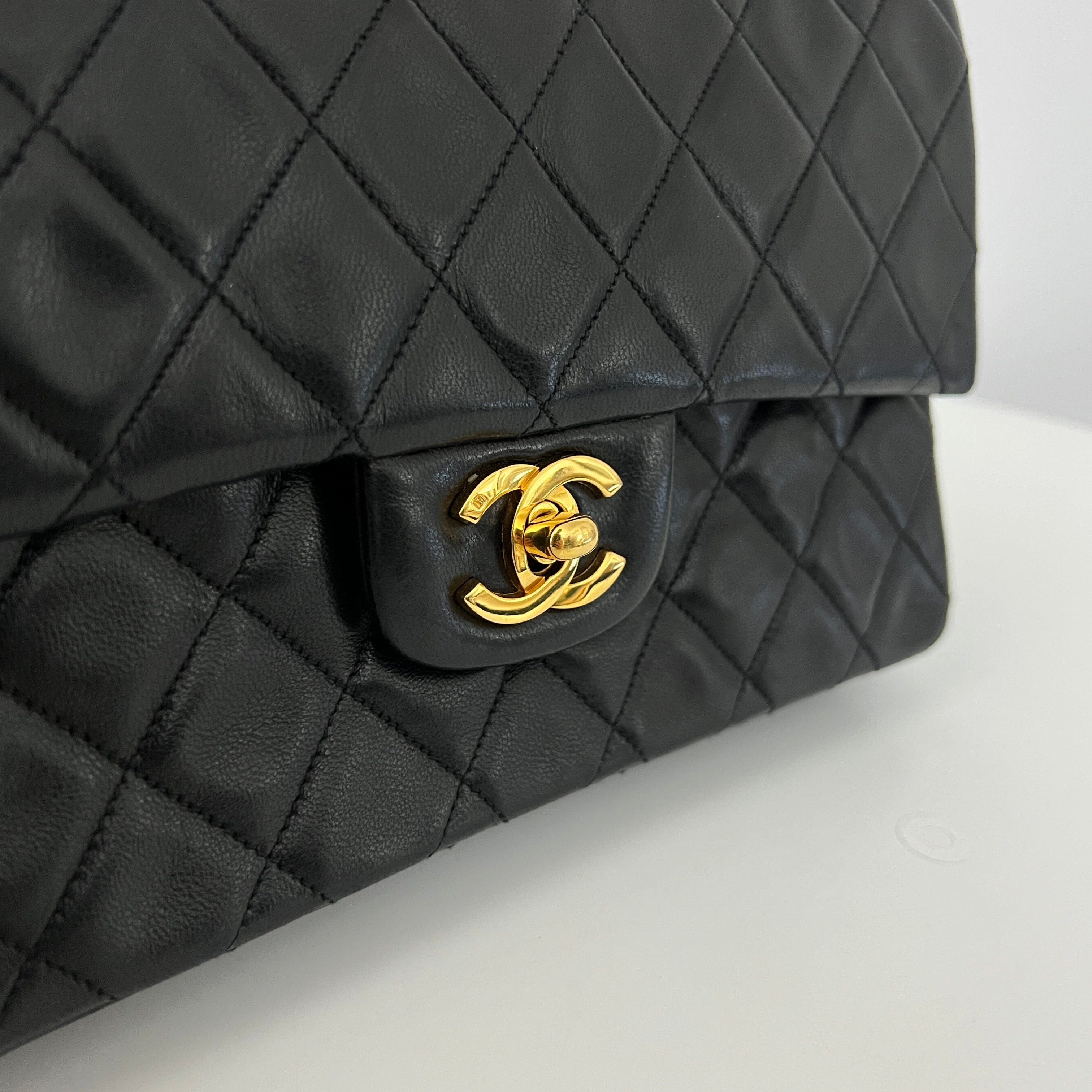 Sac CHANEL Classique Small Flap cuir d'agneau noir