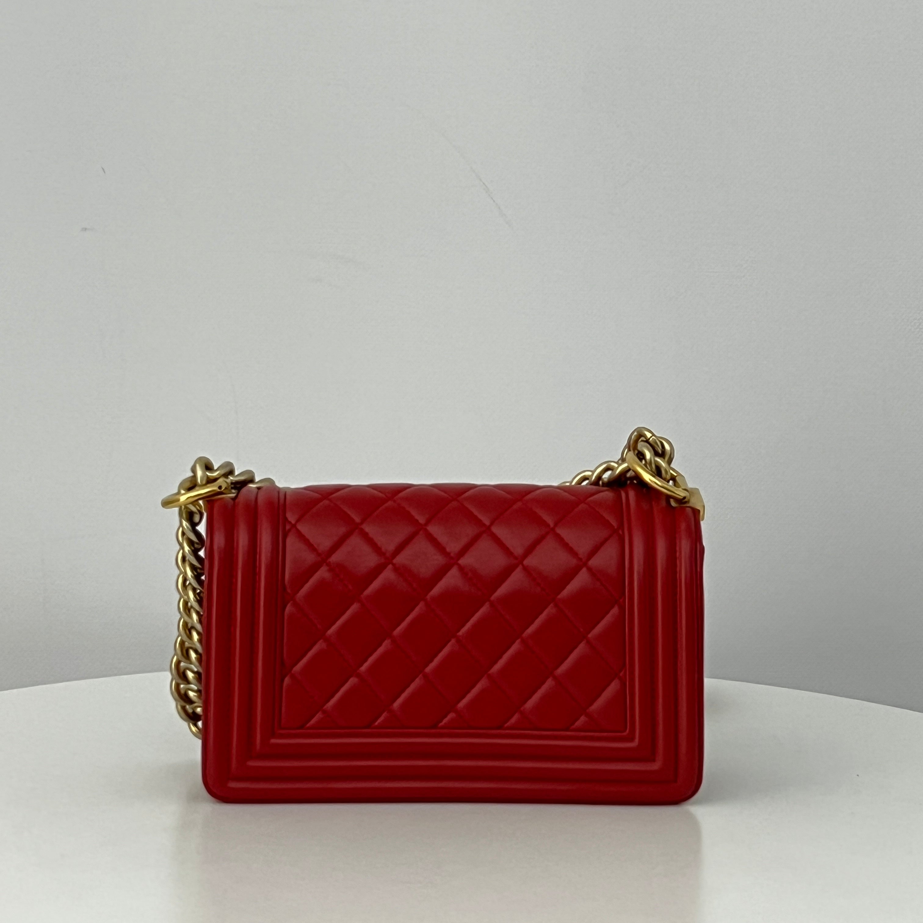 Sac à bandoulière CHANEL Boy cuir d'agneau rouge