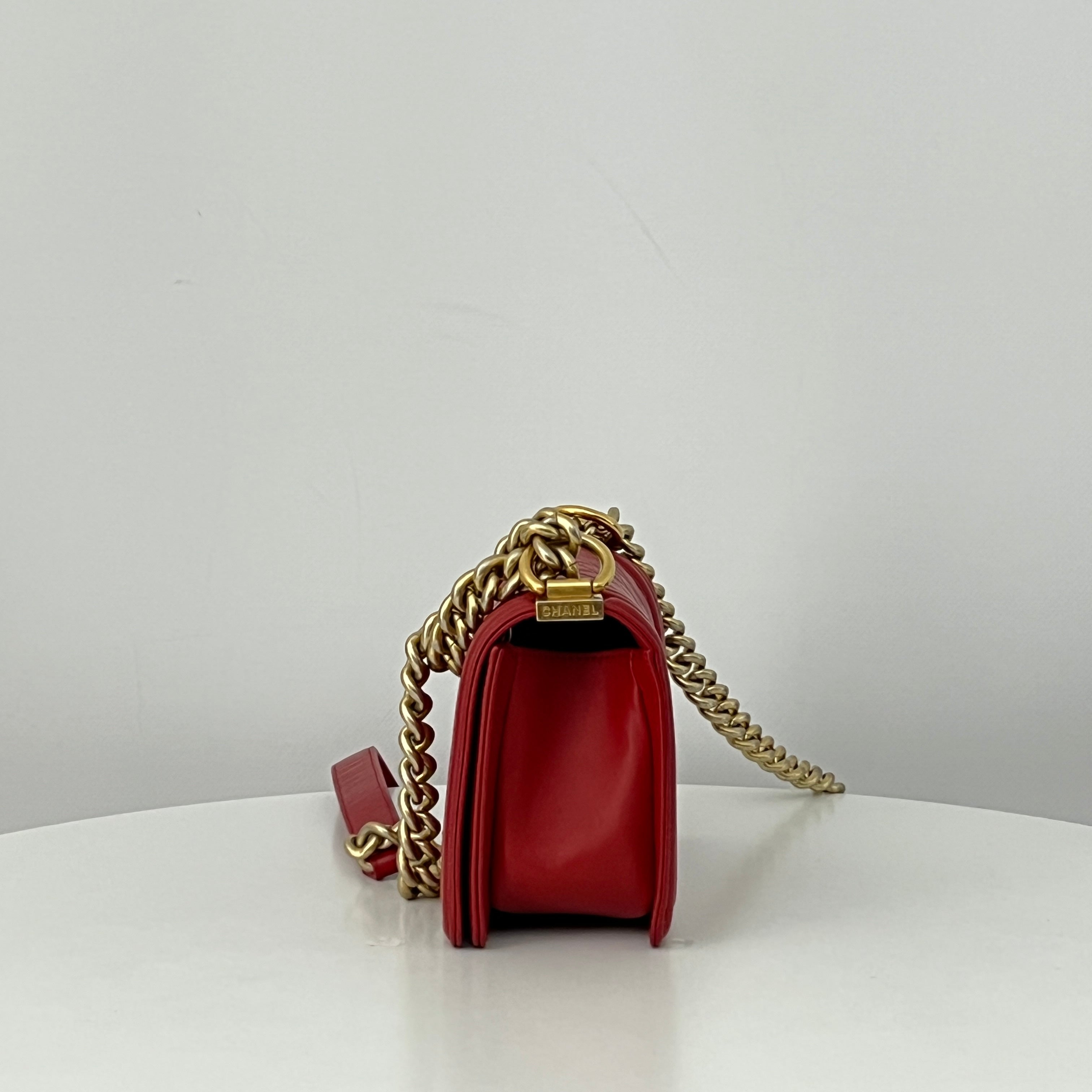 Sac à bandoulière CHANEL Boy cuir d'agneau rouge