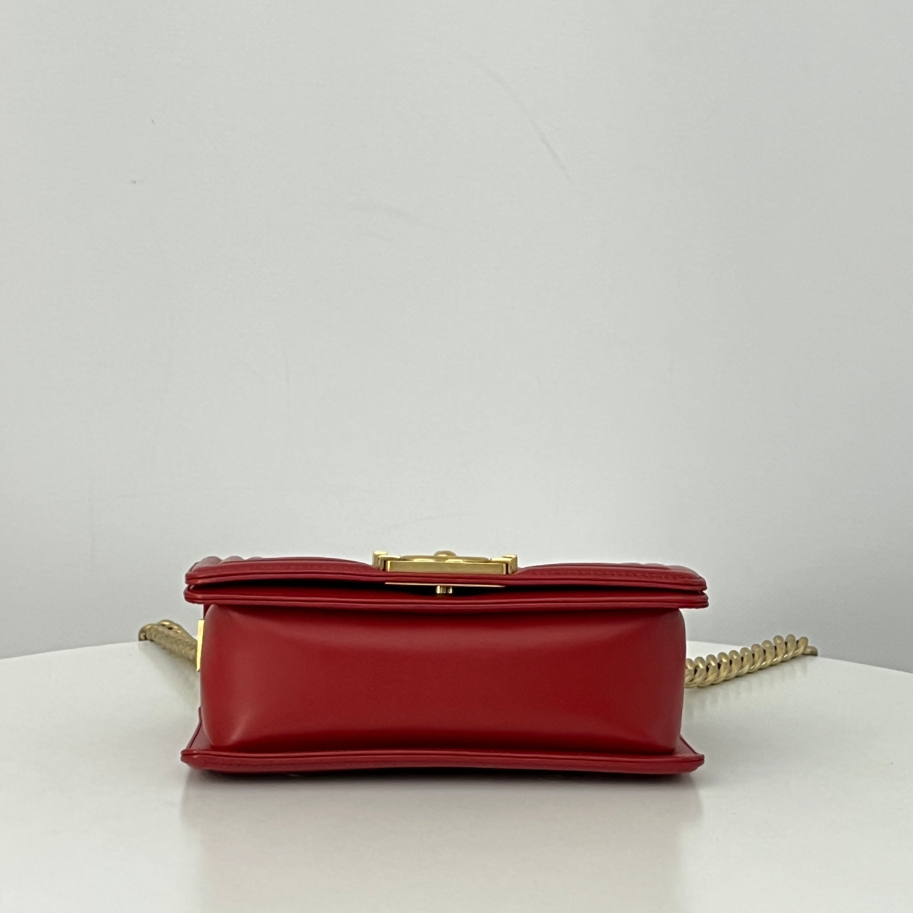Sac à bandoulière CHANEL Boy cuir d'agneau rouge