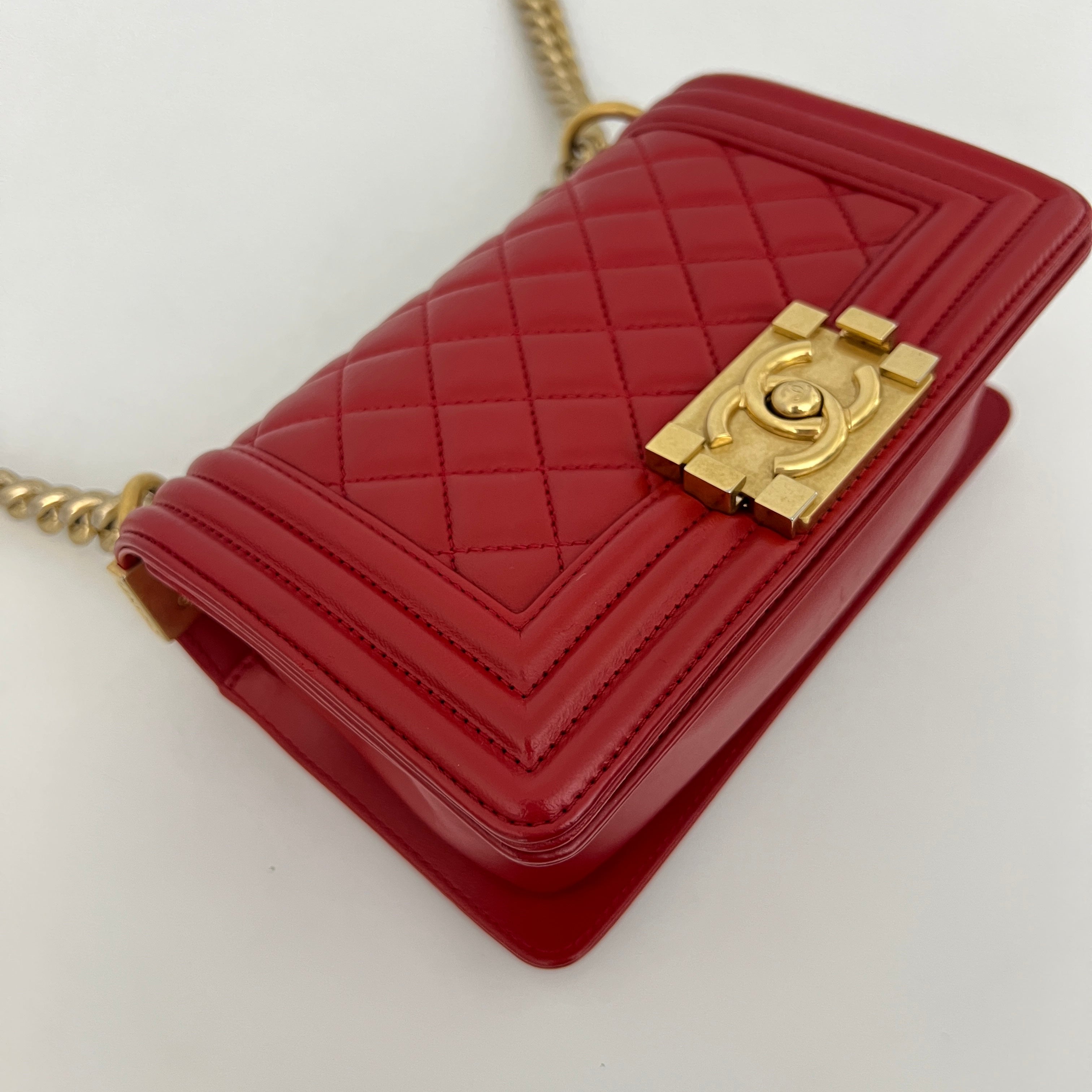 Sac à bandoulière CHANEL Boy cuir d'agneau rouge
