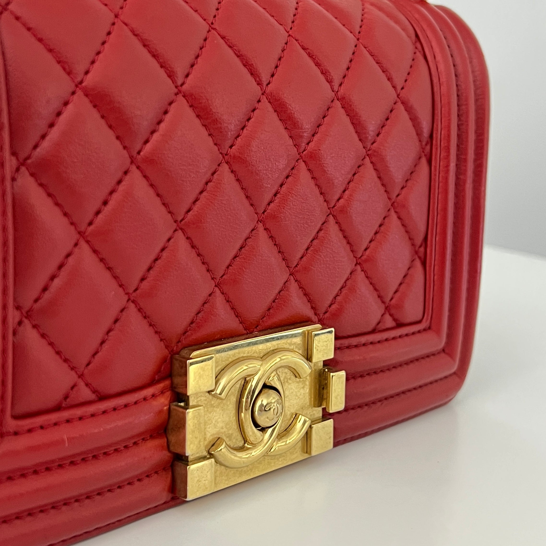 Sac à bandoulière CHANEL Boy cuir d'agneau rouge