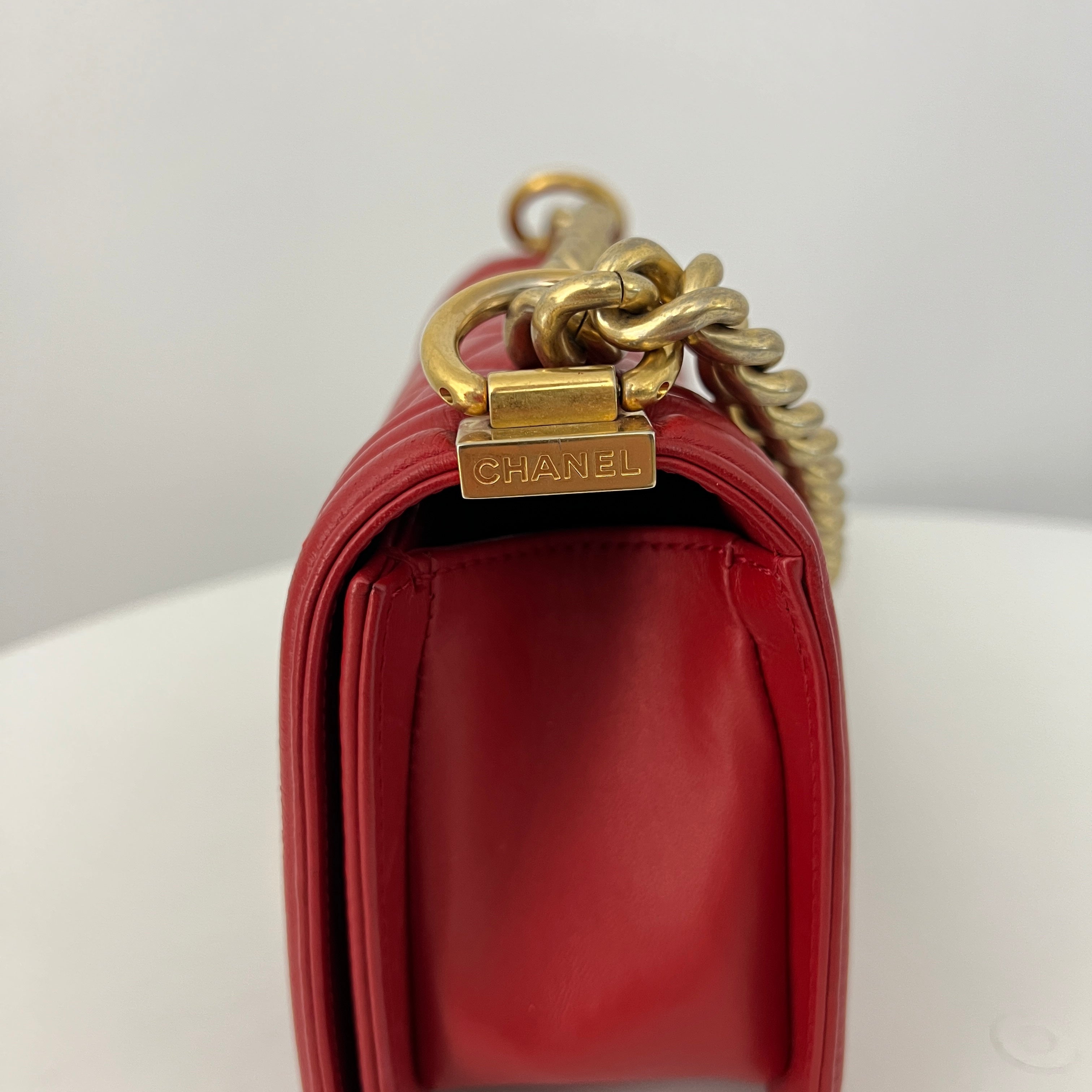 Sac à bandoulière CHANEL Boy cuir d'agneau rouge