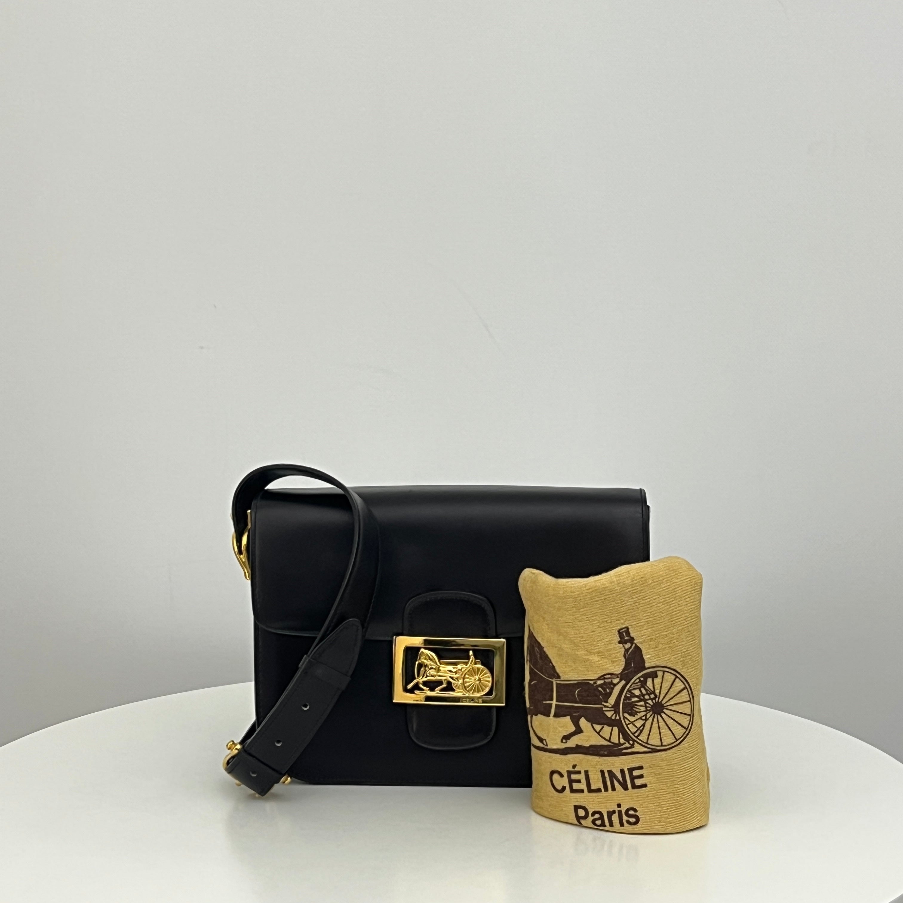 Sac à bandoulière CELINE Triomphe cuir lisse noir