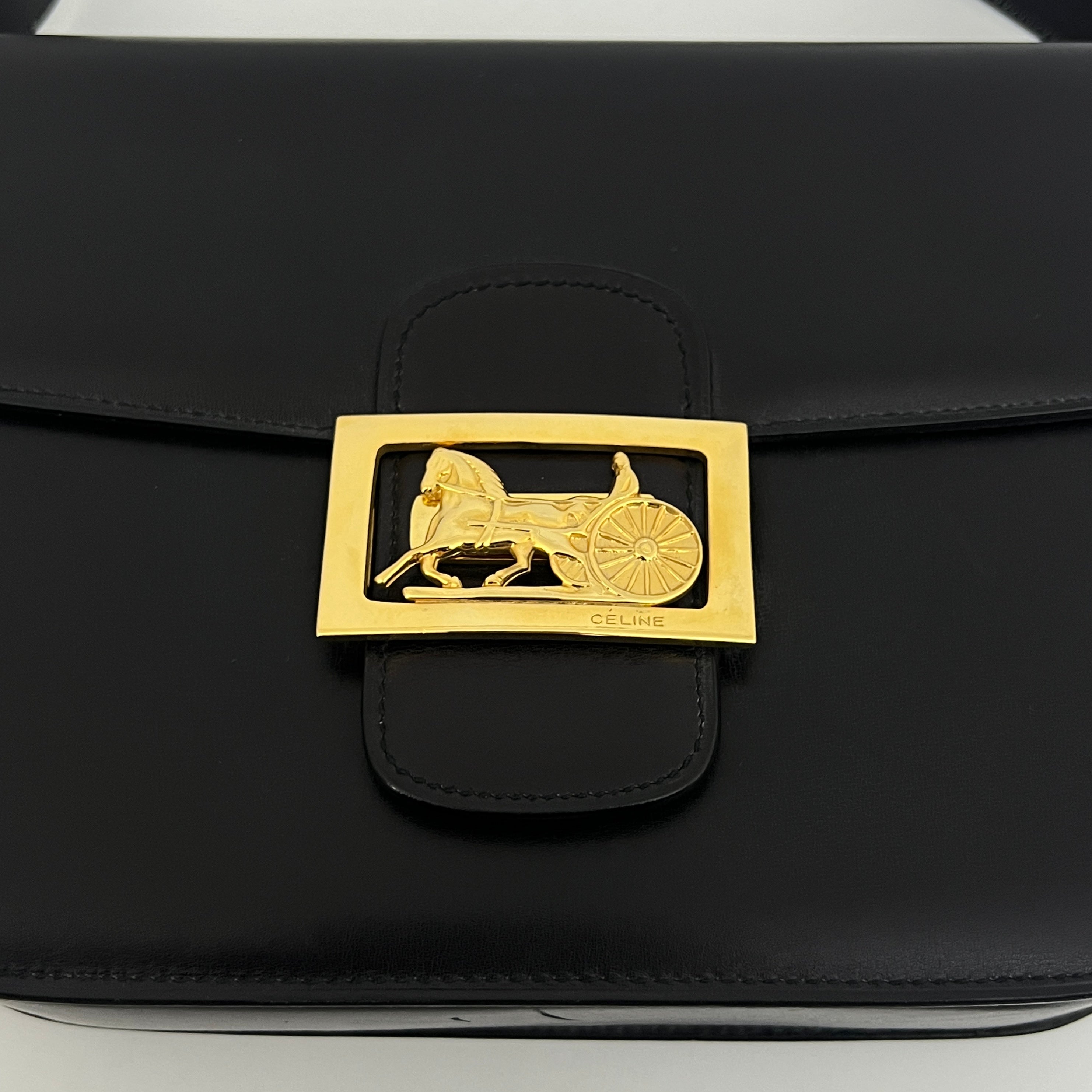 Sac à bandoulière CELINE Triomphe cuir lisse noir