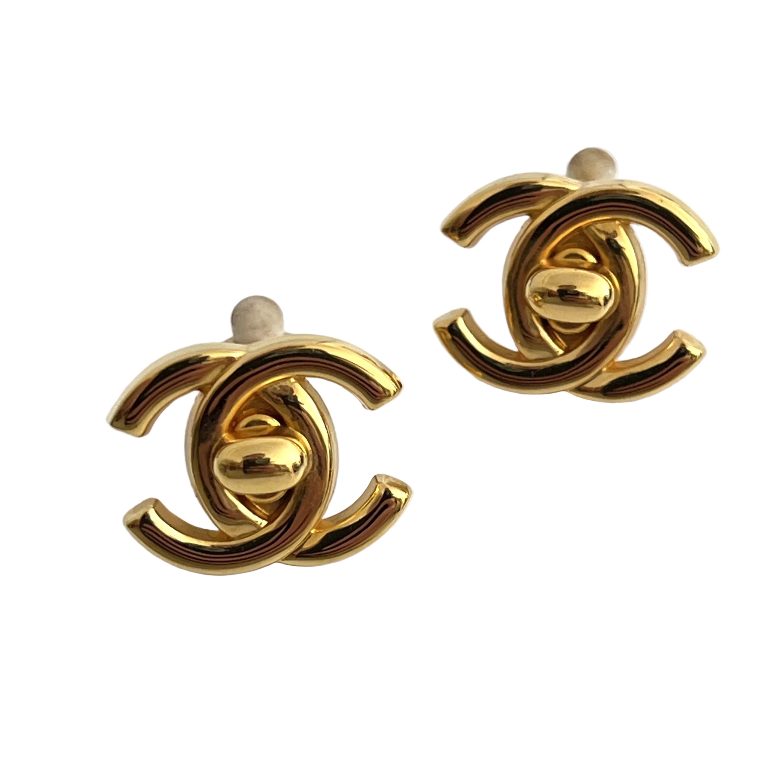 Boucles d'oreilles CHANEL CC Clip On métal doré
