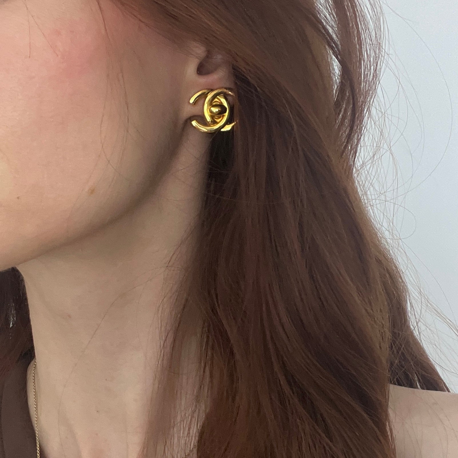 Boucles d'oreilles CHANEL CC Clip On métal doré
