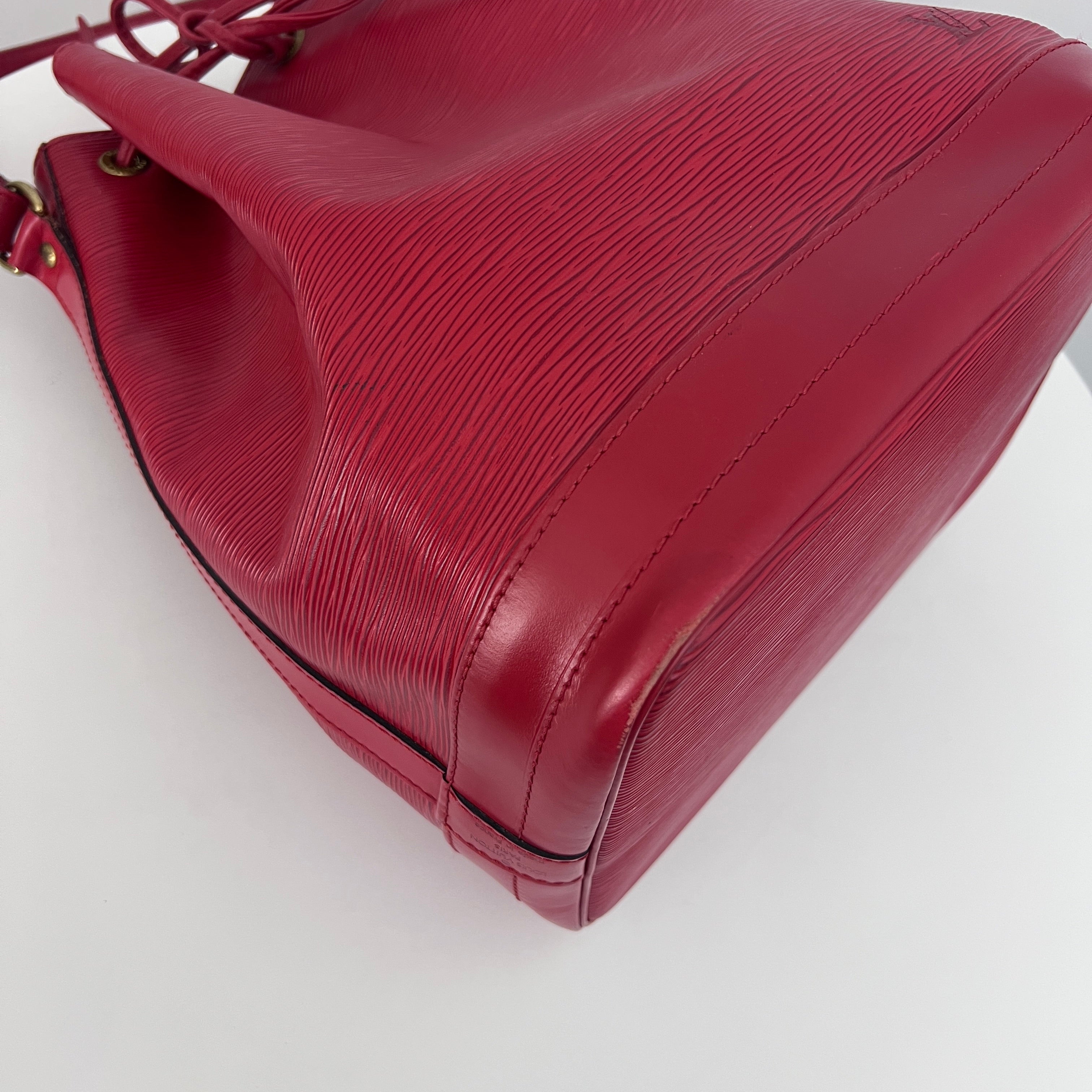 Sac LOUIS VUITTON Noé cuir épi rouge