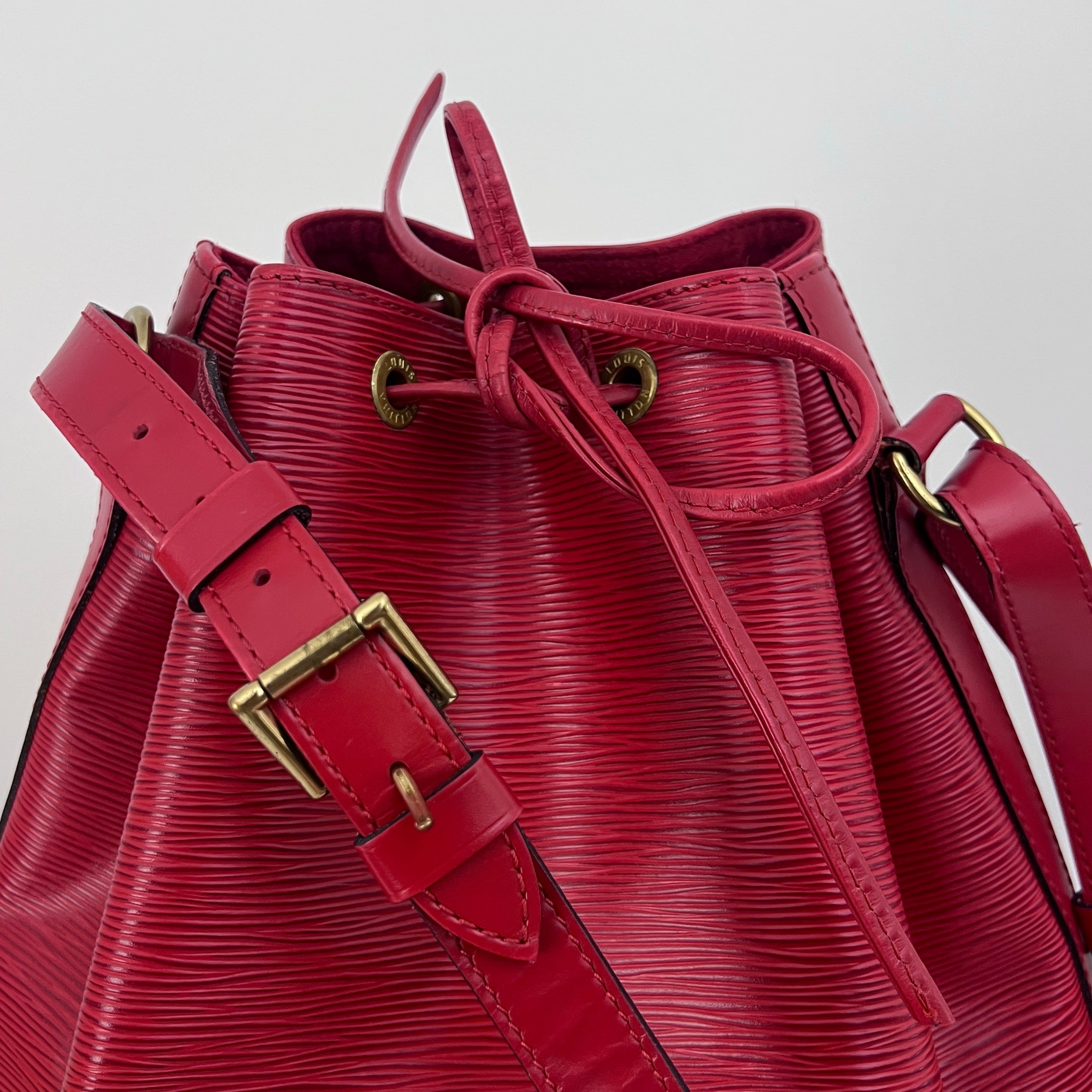 Sac LOUIS VUITTON Noé cuir épi rouge