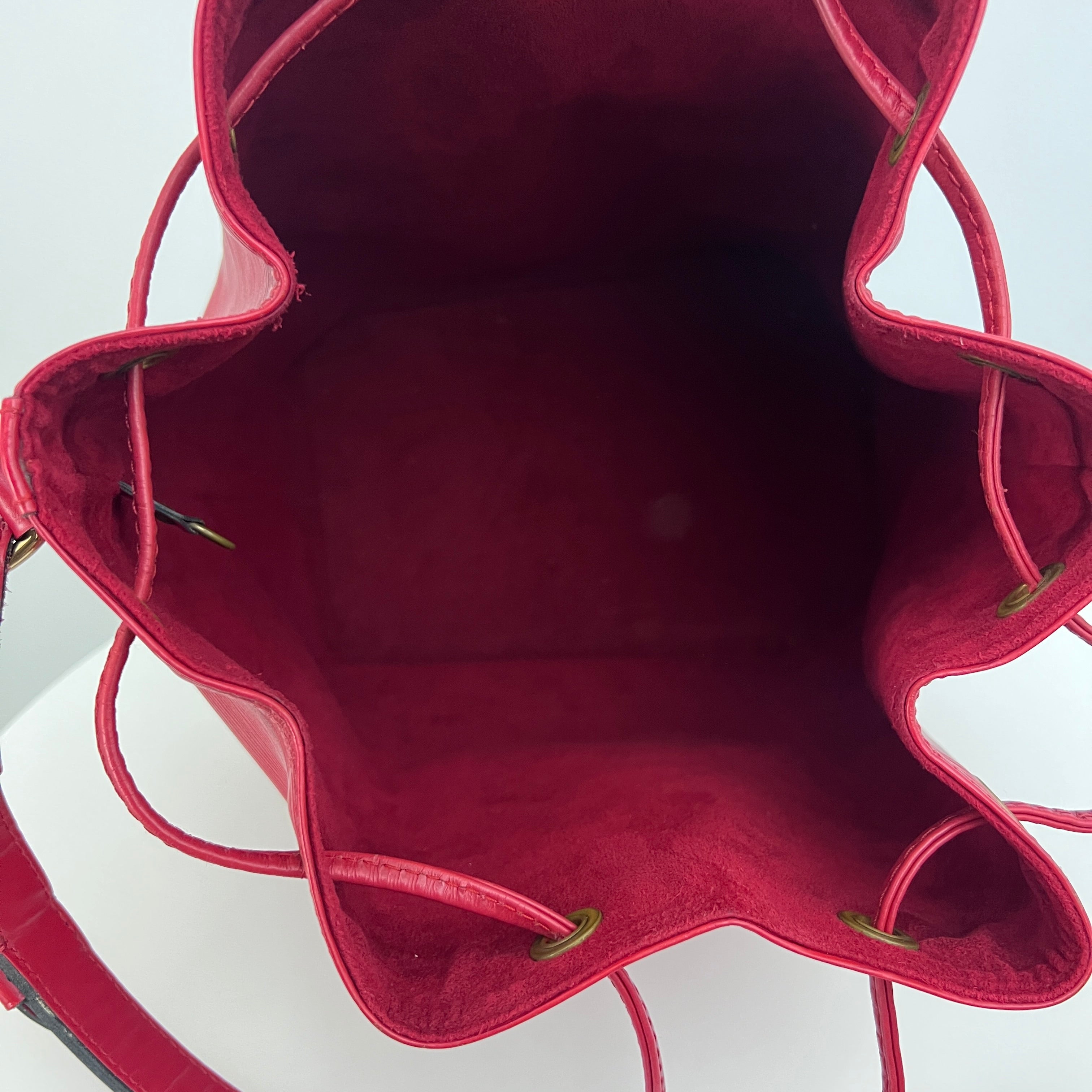 Sac LOUIS VUITTON Noé cuir épi rouge
