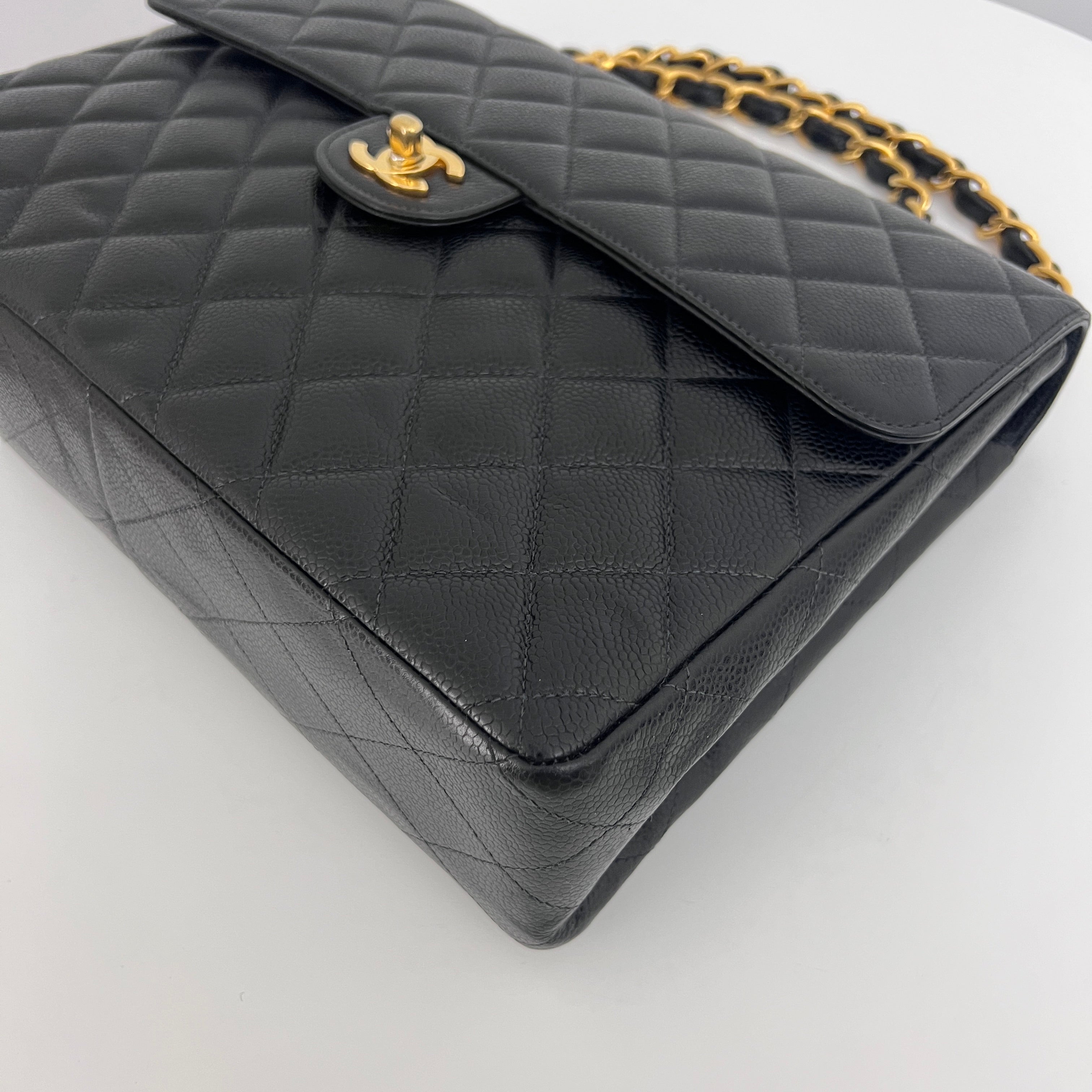 Sac à bandoulière CHANEL Classique Jumbo cuir caviar noir
