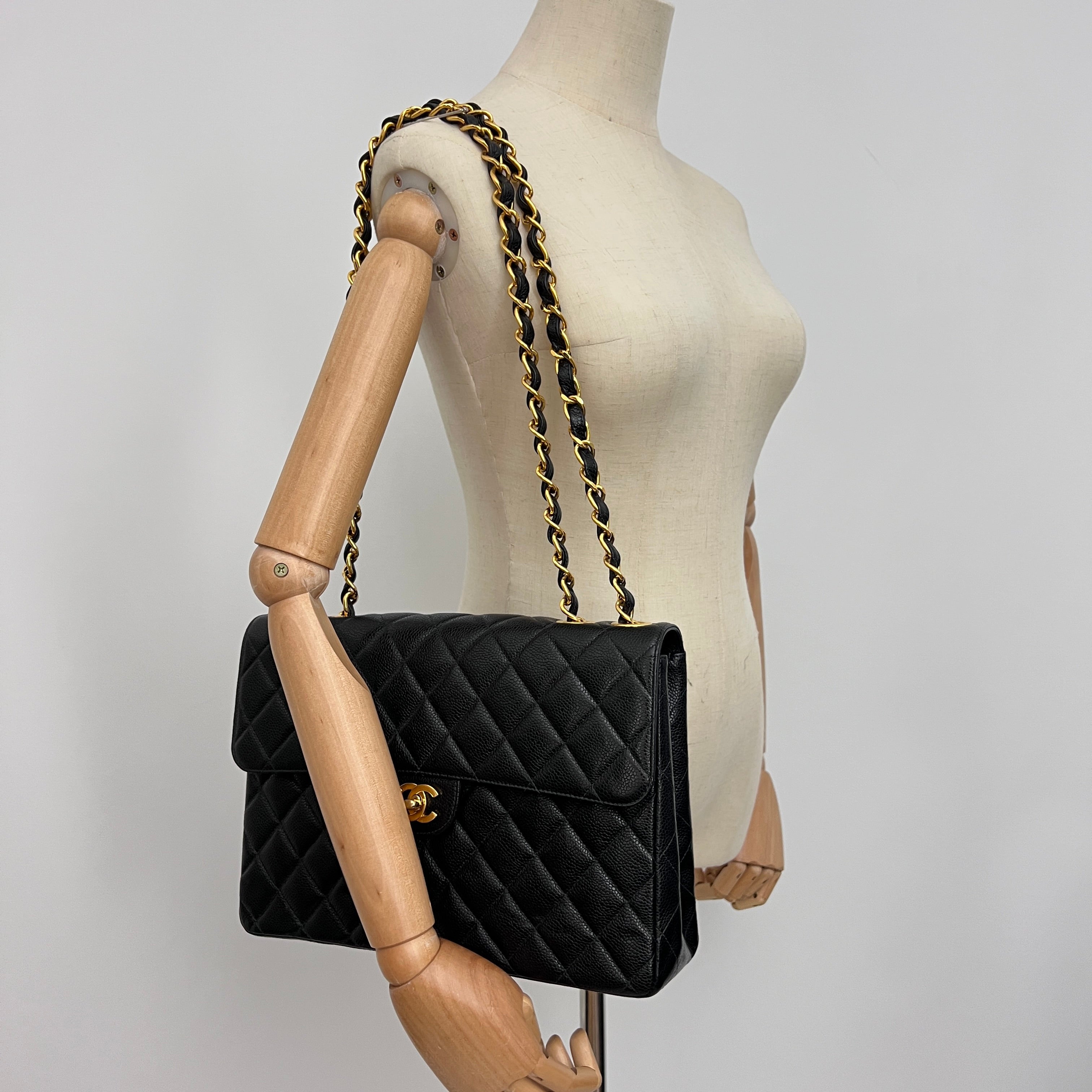 Sac à bandoulière CHANEL Classique Jumbo cuir caviar noir