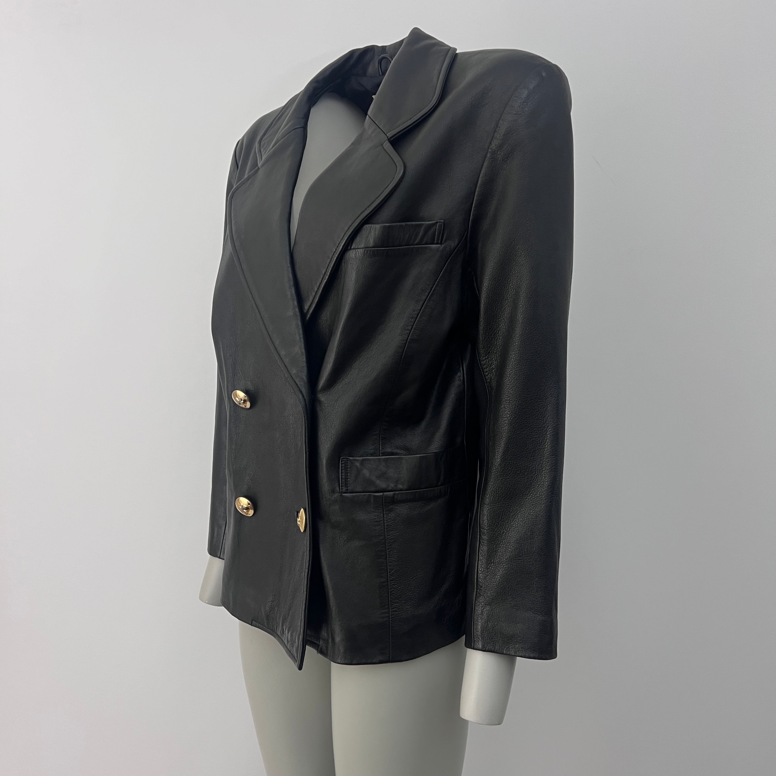 Veste COURRÈGES en cuir noir souple à coupe croisée vintage circa 1990