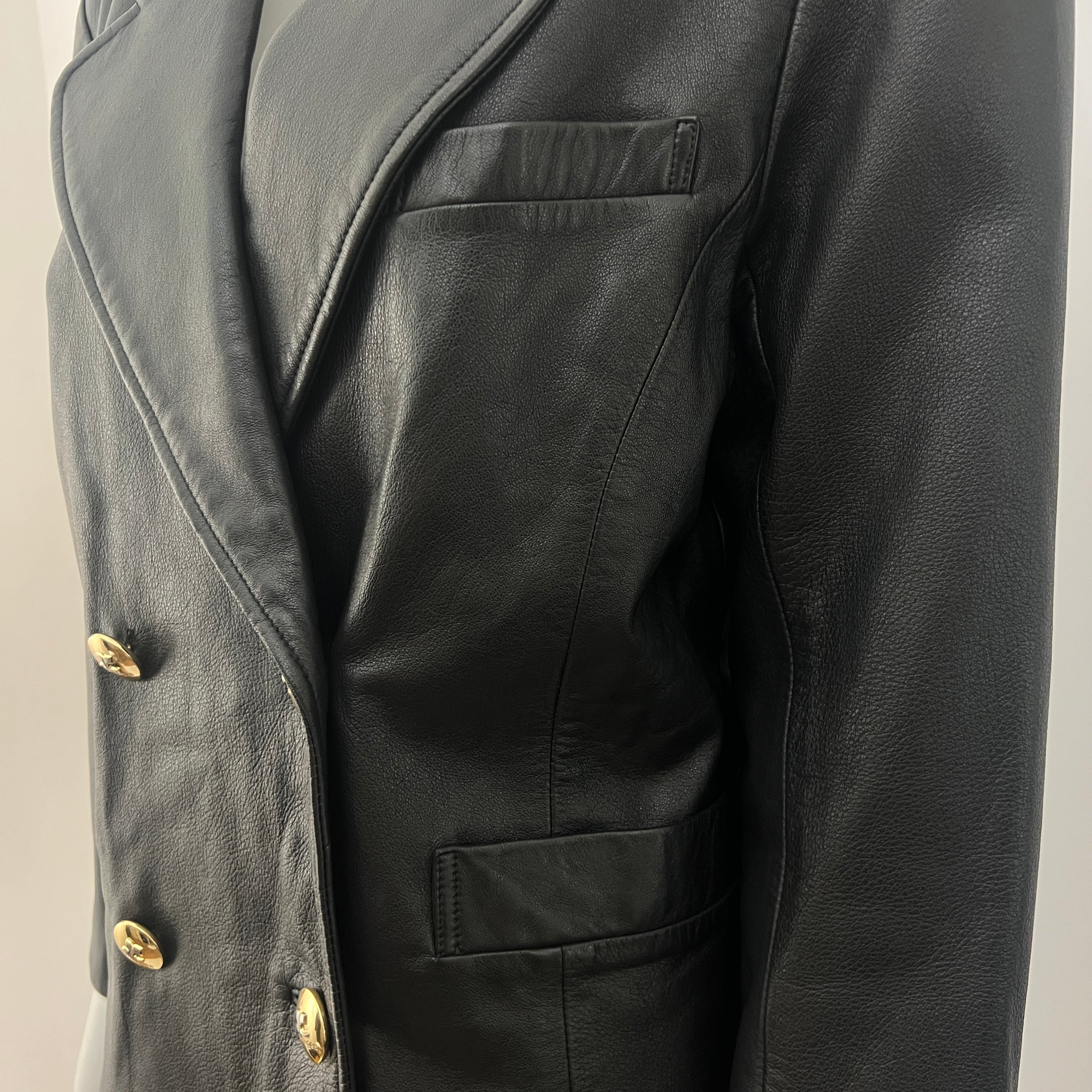 Veste COURRÈGES en cuir noir souple à coupe croisée vintage circa 1990