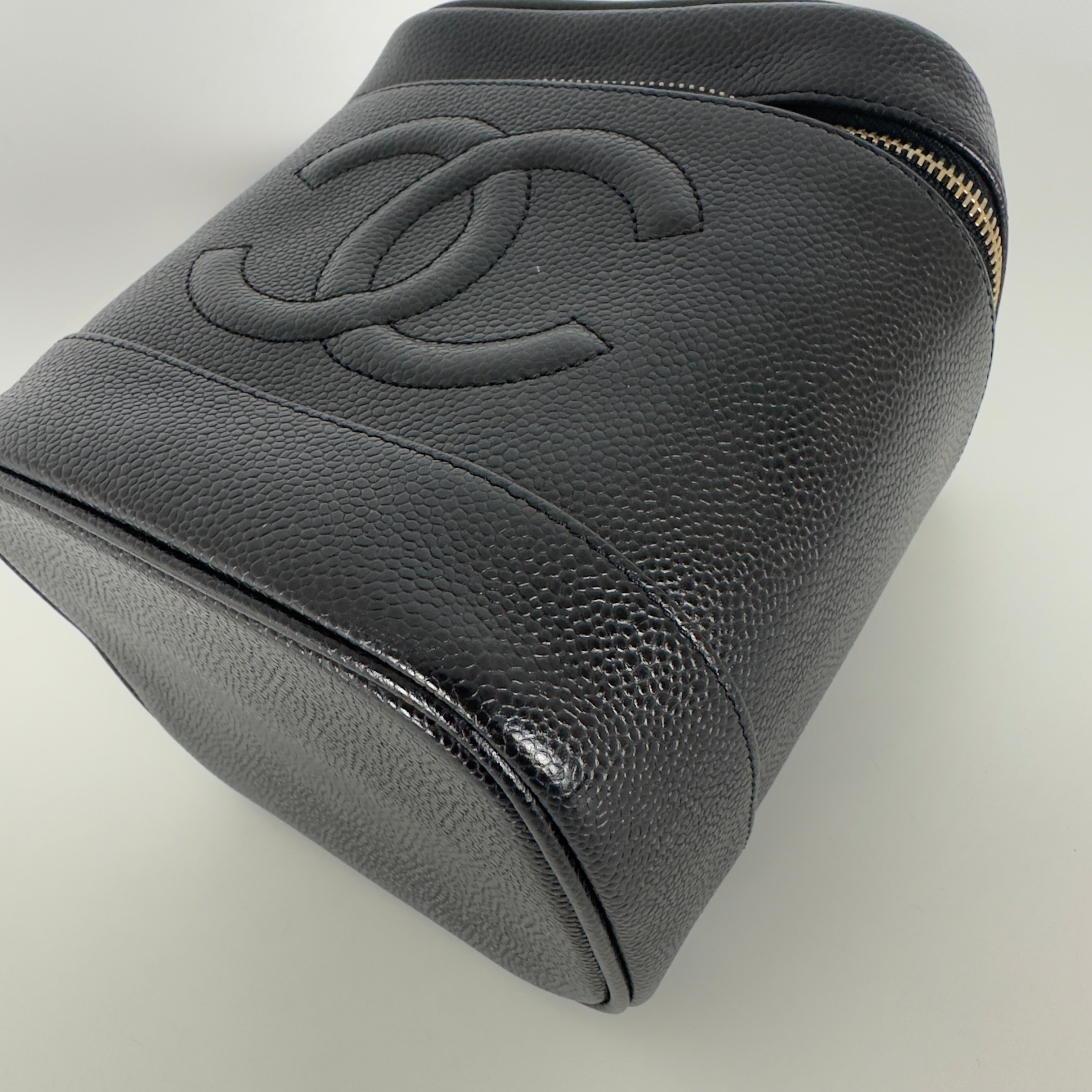 Vanity Case CHANEL CC en cuir caviar noir