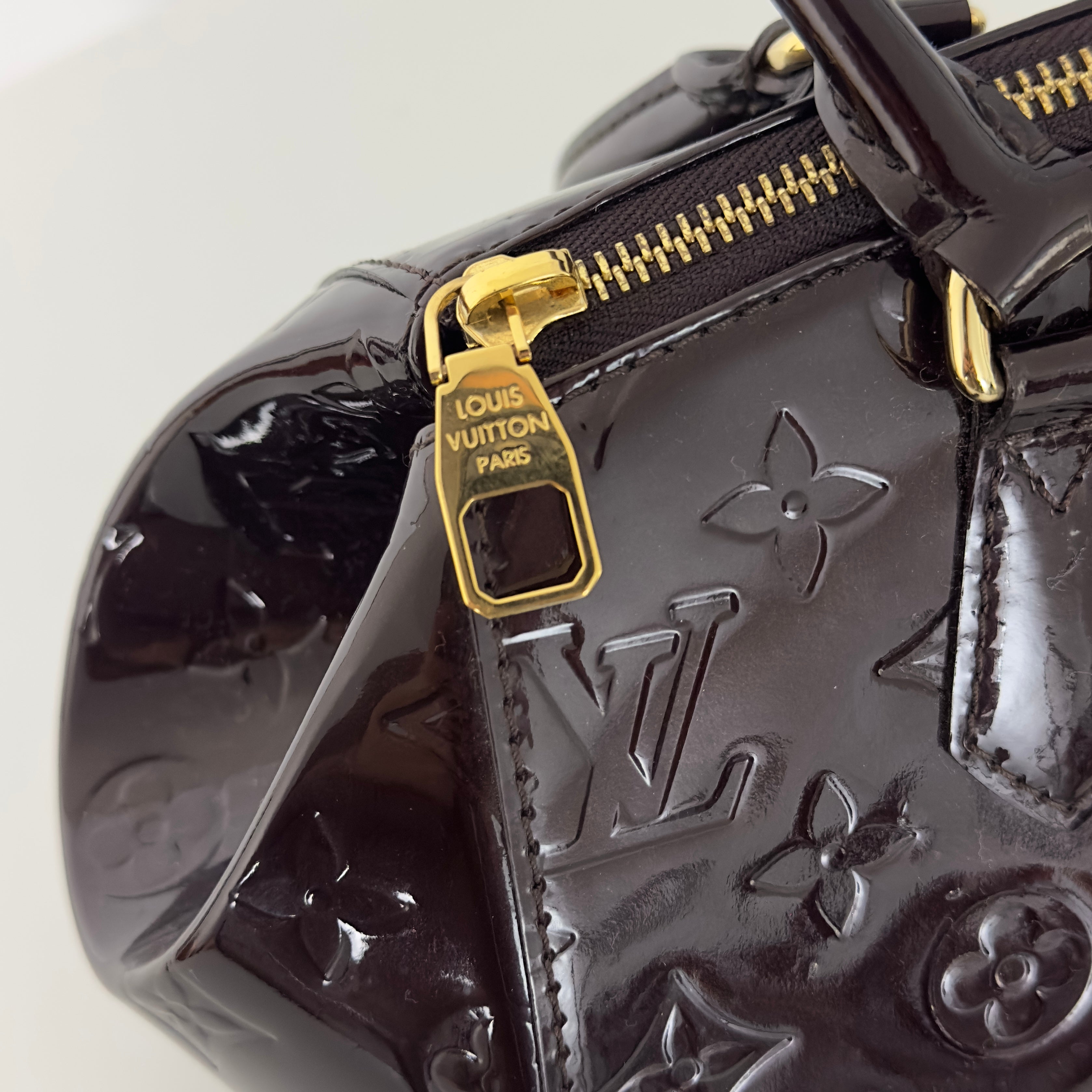 Sac à main LOUIS VUITTON Sherwood cuir verni violet