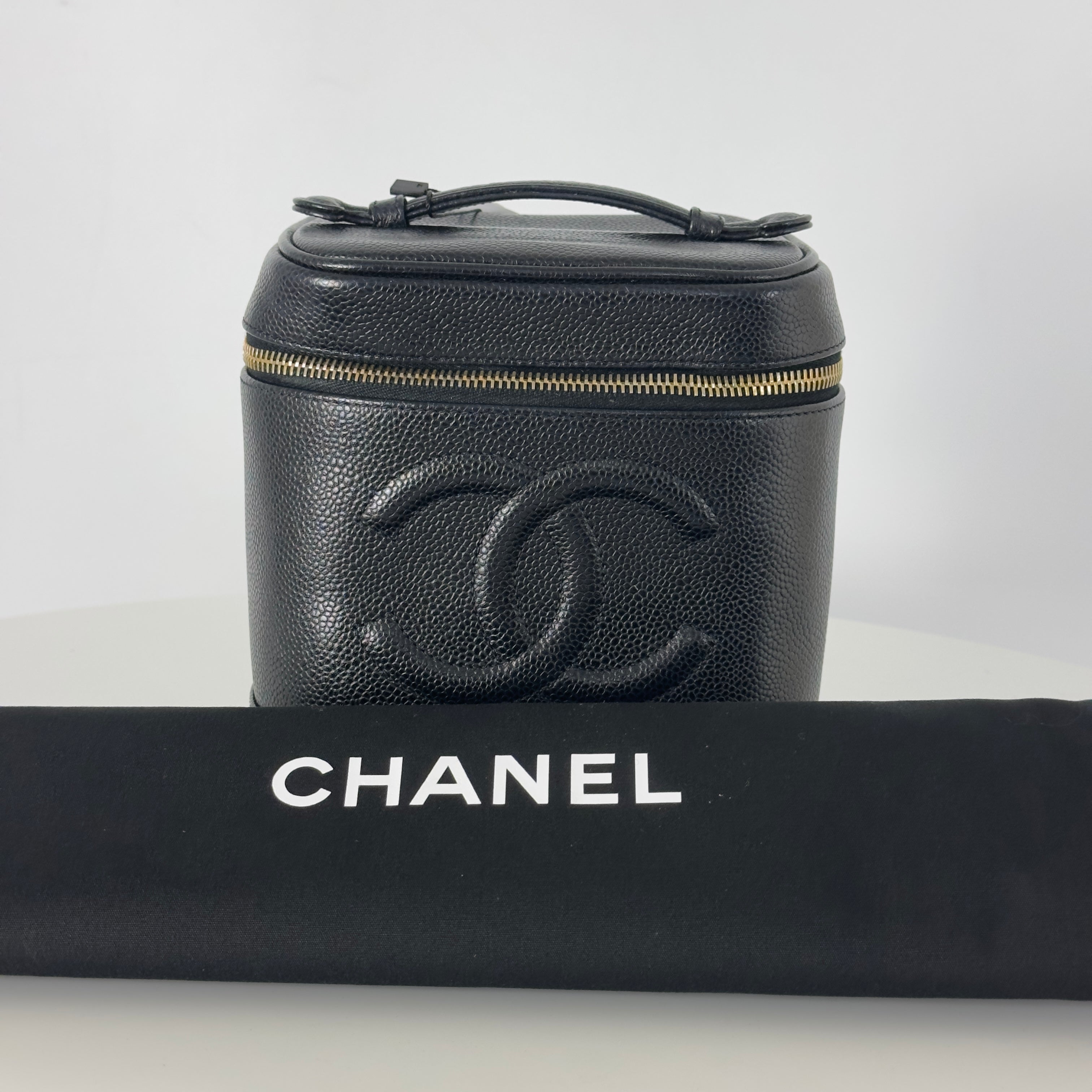 Vanity Case CHANEL CC en cuir caviar noir