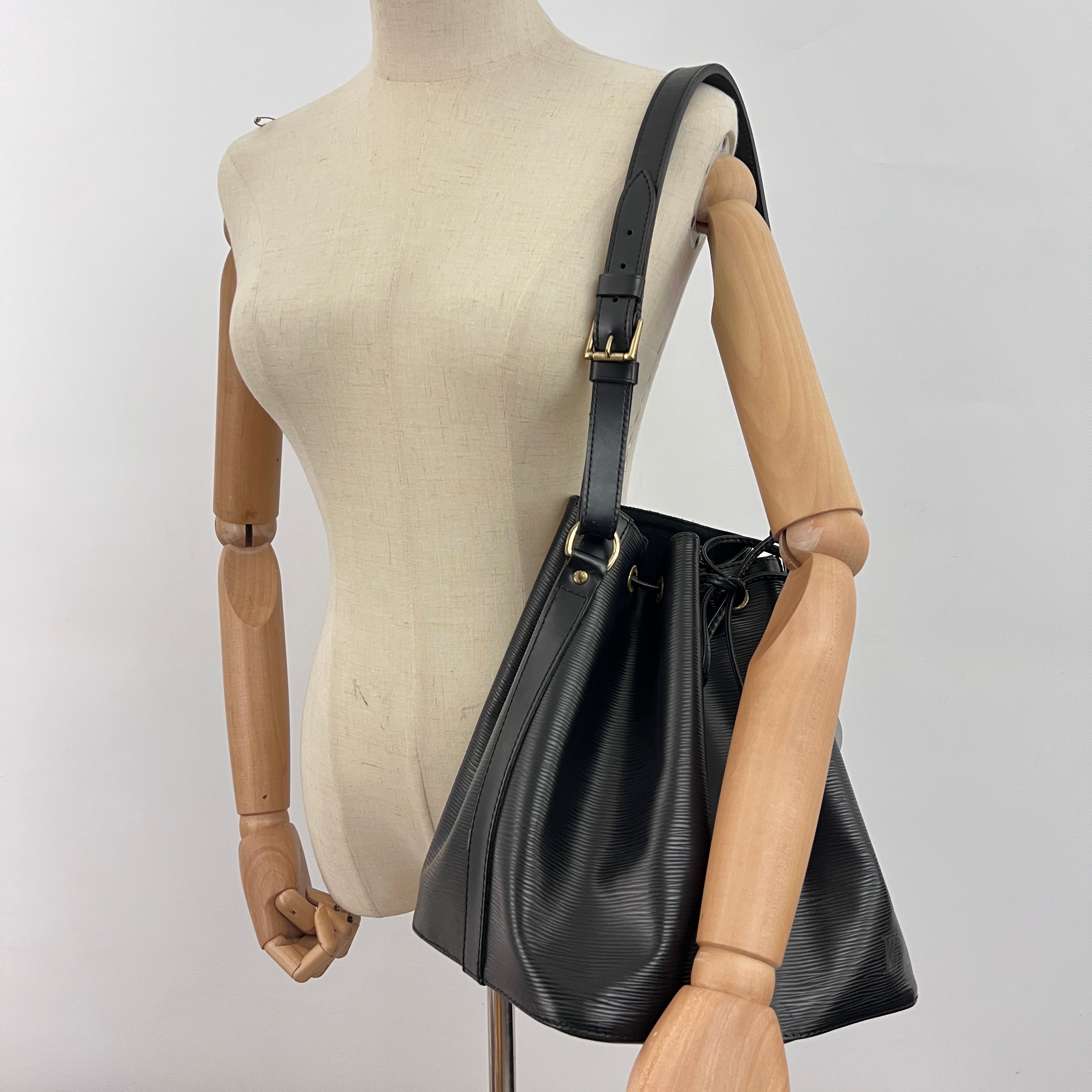 Sac LOUIS VUITTON Noé Petit cuir épi noir vintage 1994