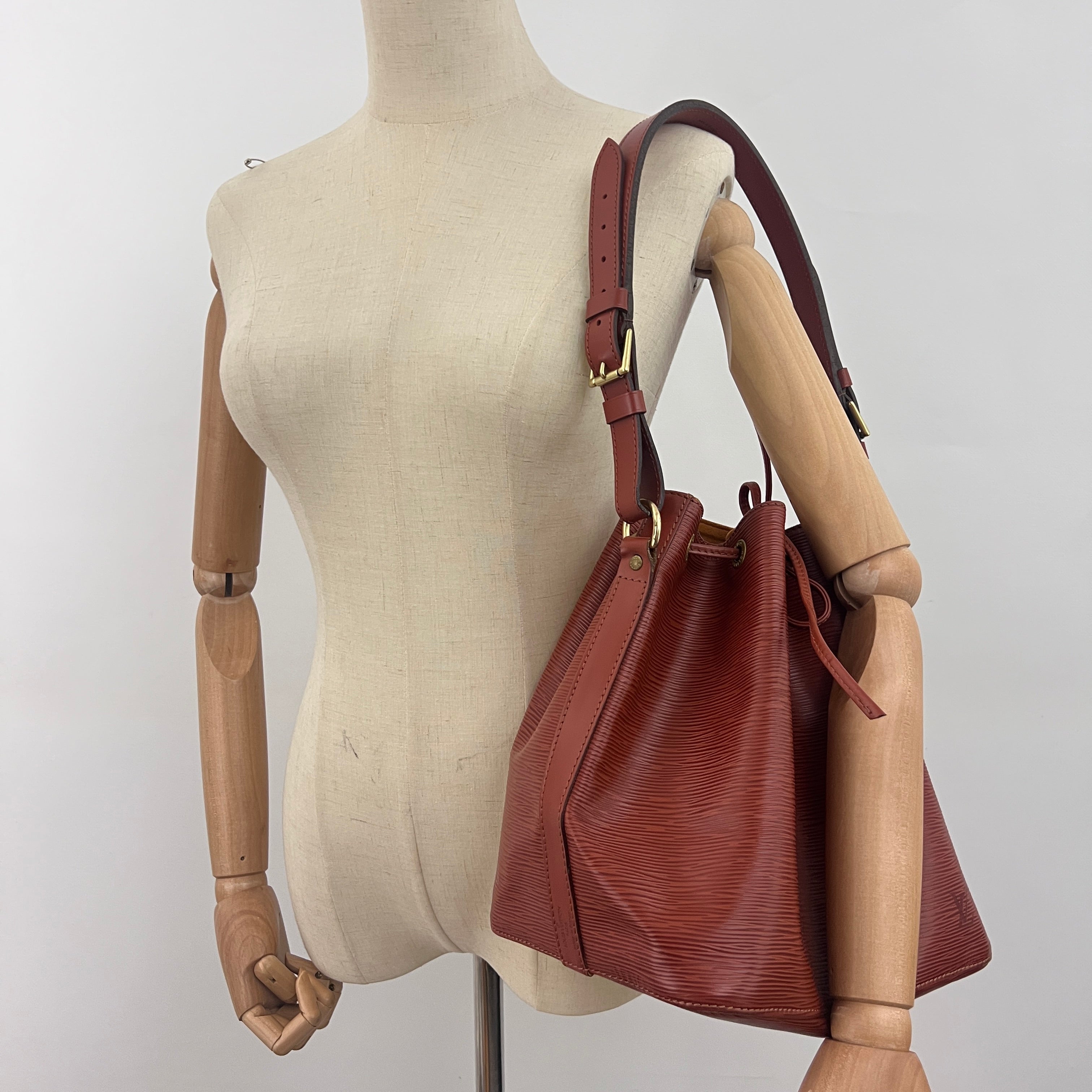 Sac LOUIS VUITTON Noé Petit cuir épi marron vintage 1997