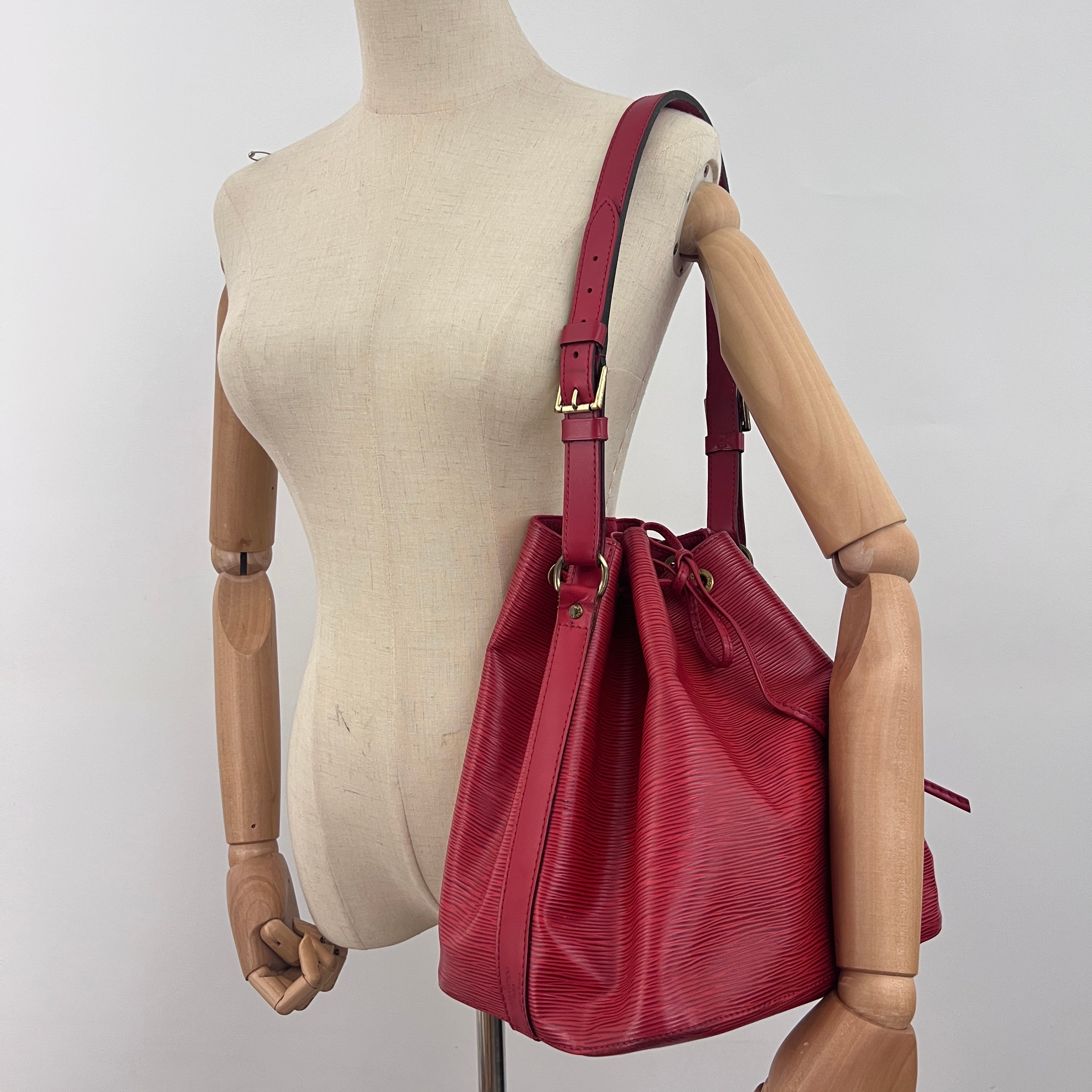 Sac LOUIS VUITTON Noé Petit cuir épi rouge vintage 1995