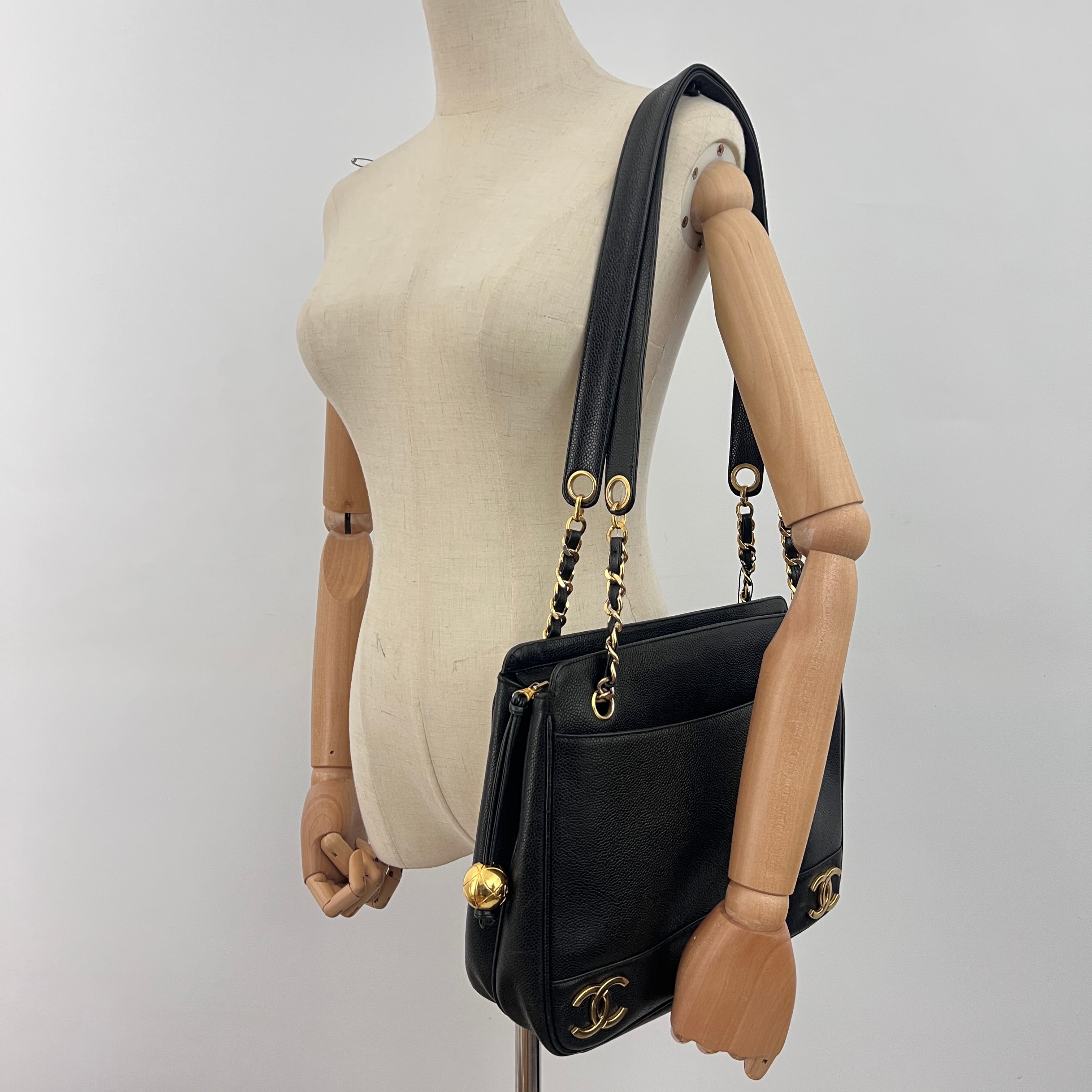 Sac CHANEL Triple Coco cuir caviar noir vintage 1991-1994