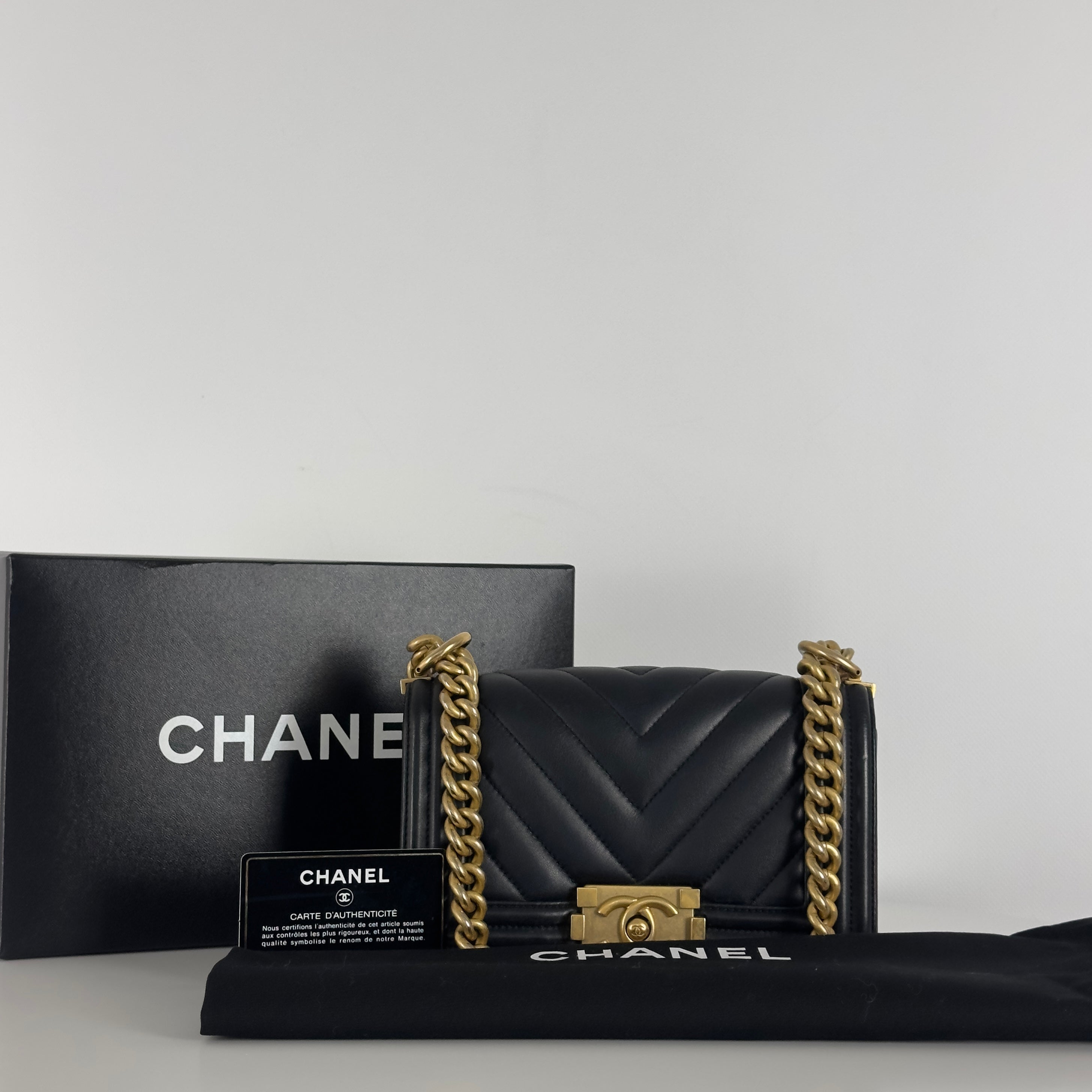 Sac à main CHANEL Boy Chevron cuir d'agneau noir
