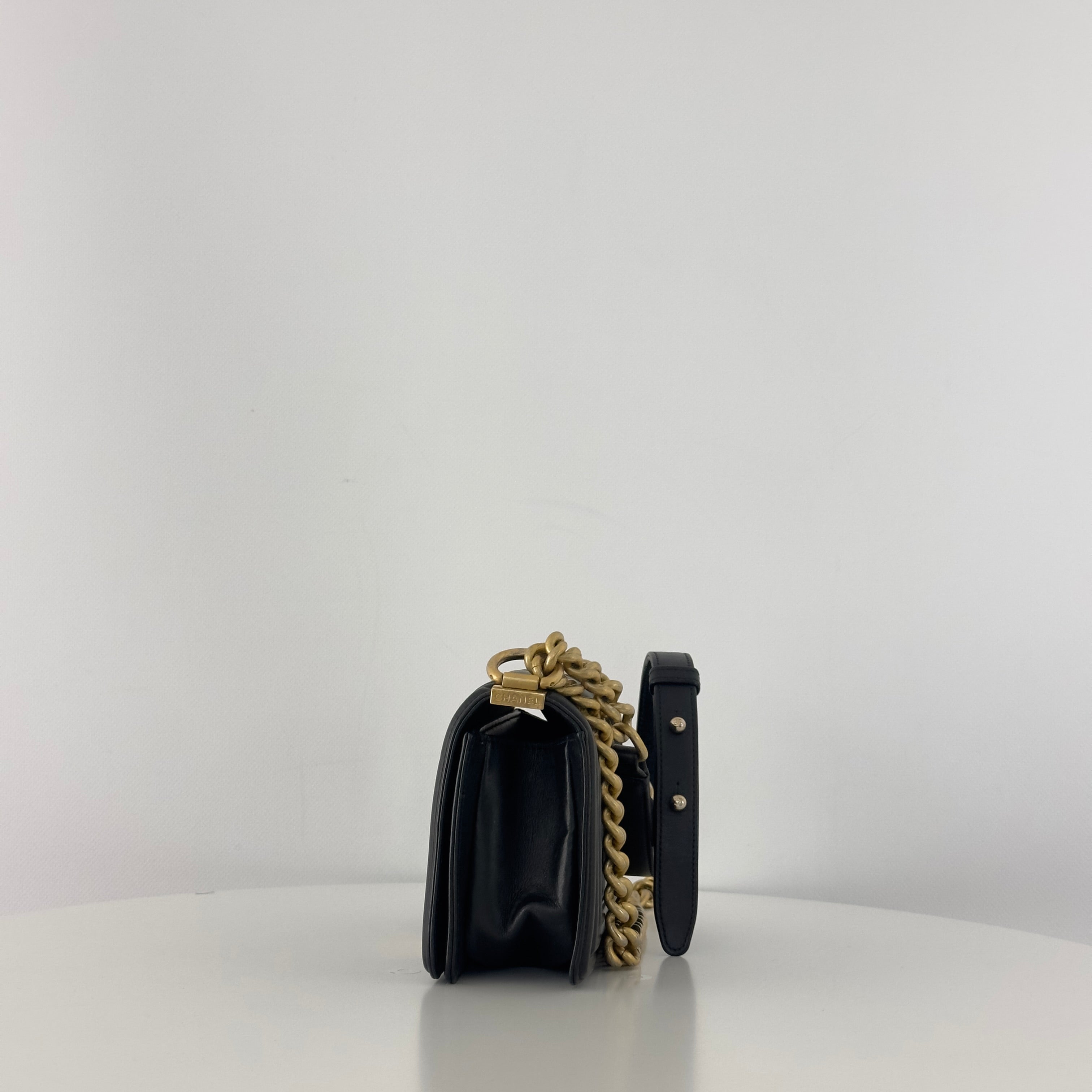 Sac à main CHANEL Boy Chevron cuir d'agneau noir