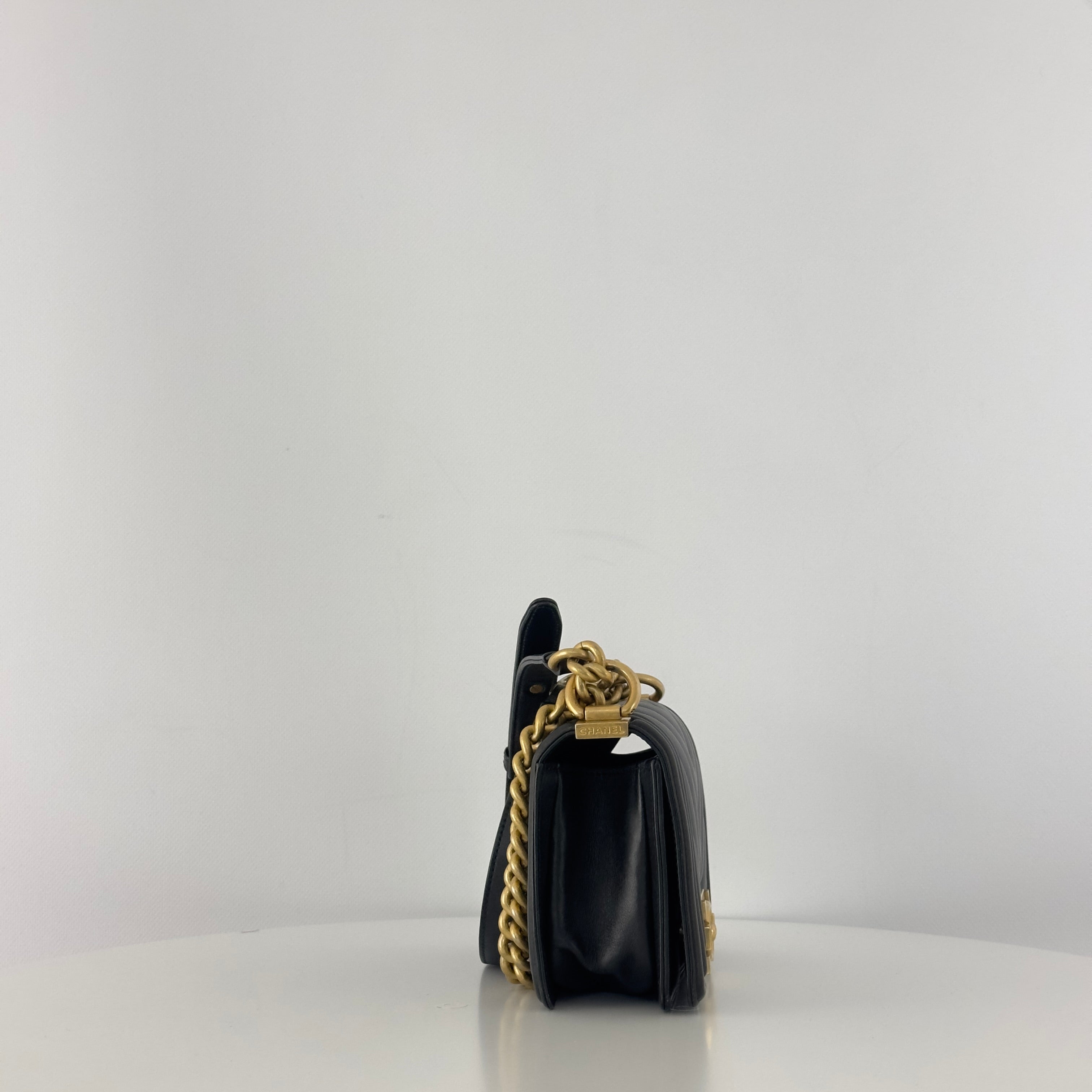 Sac à main CHANEL Boy Chevron cuir d'agneau noir