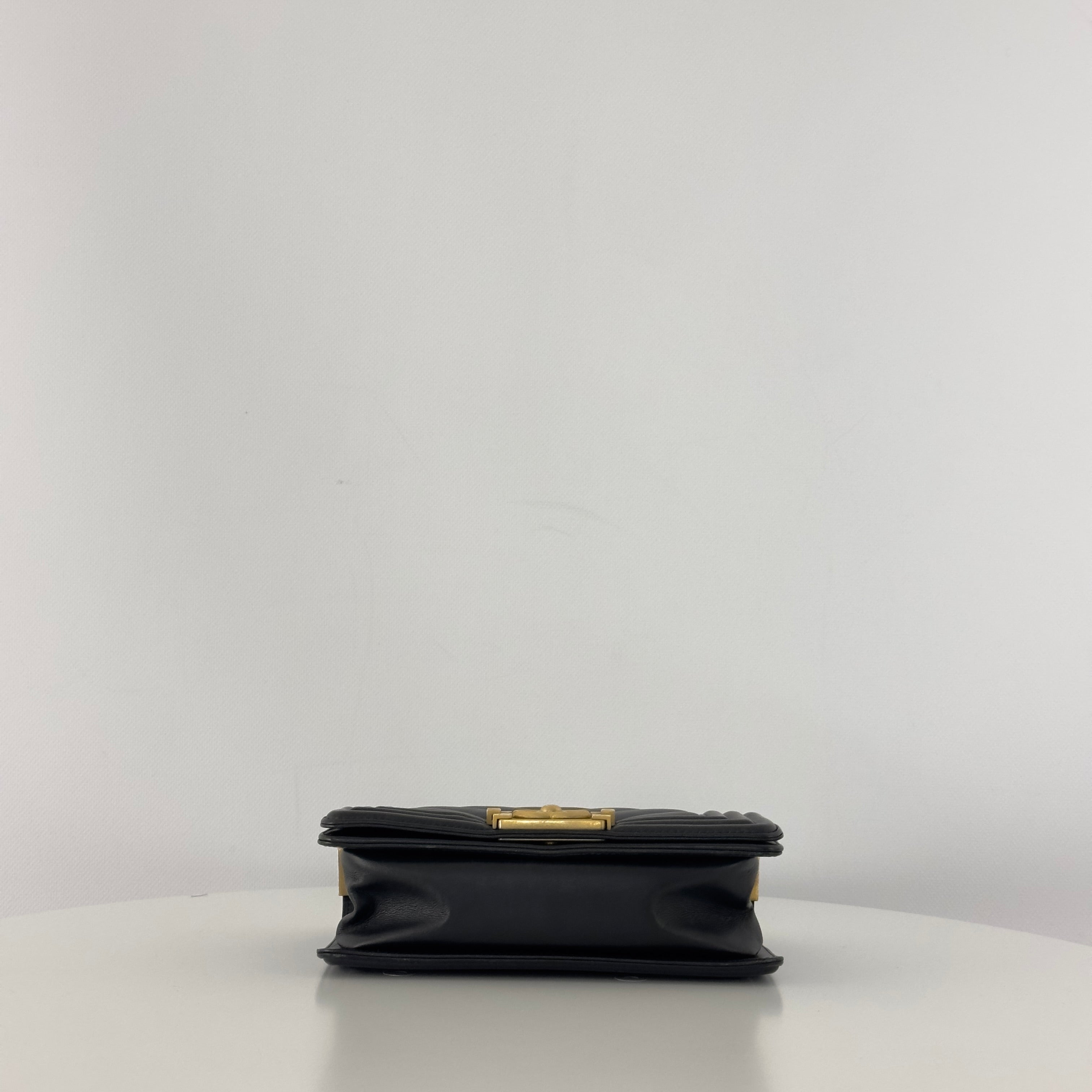 Sac à main CHANEL Boy Chevron cuir d'agneau noir