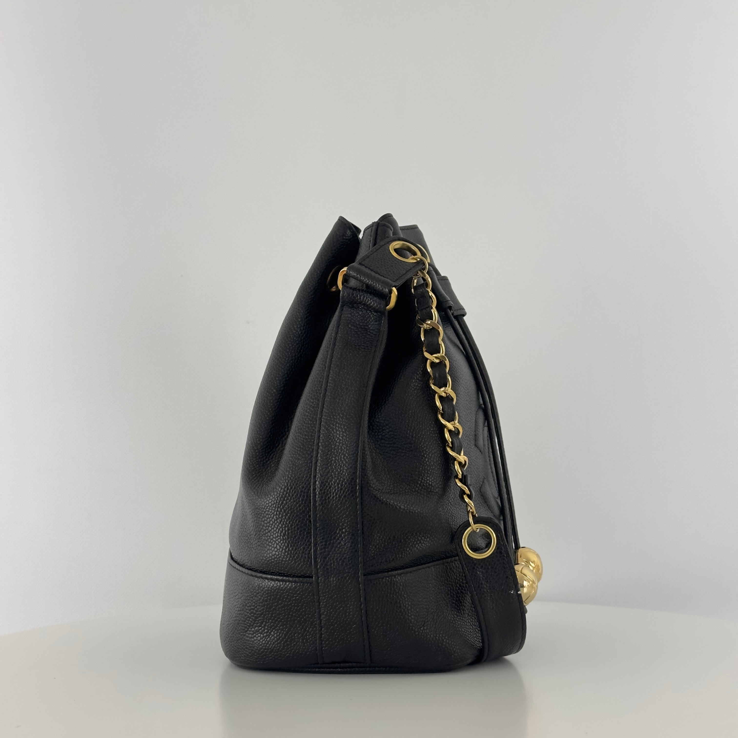 Sac à main CHANEL Bucket cuir caviar noir