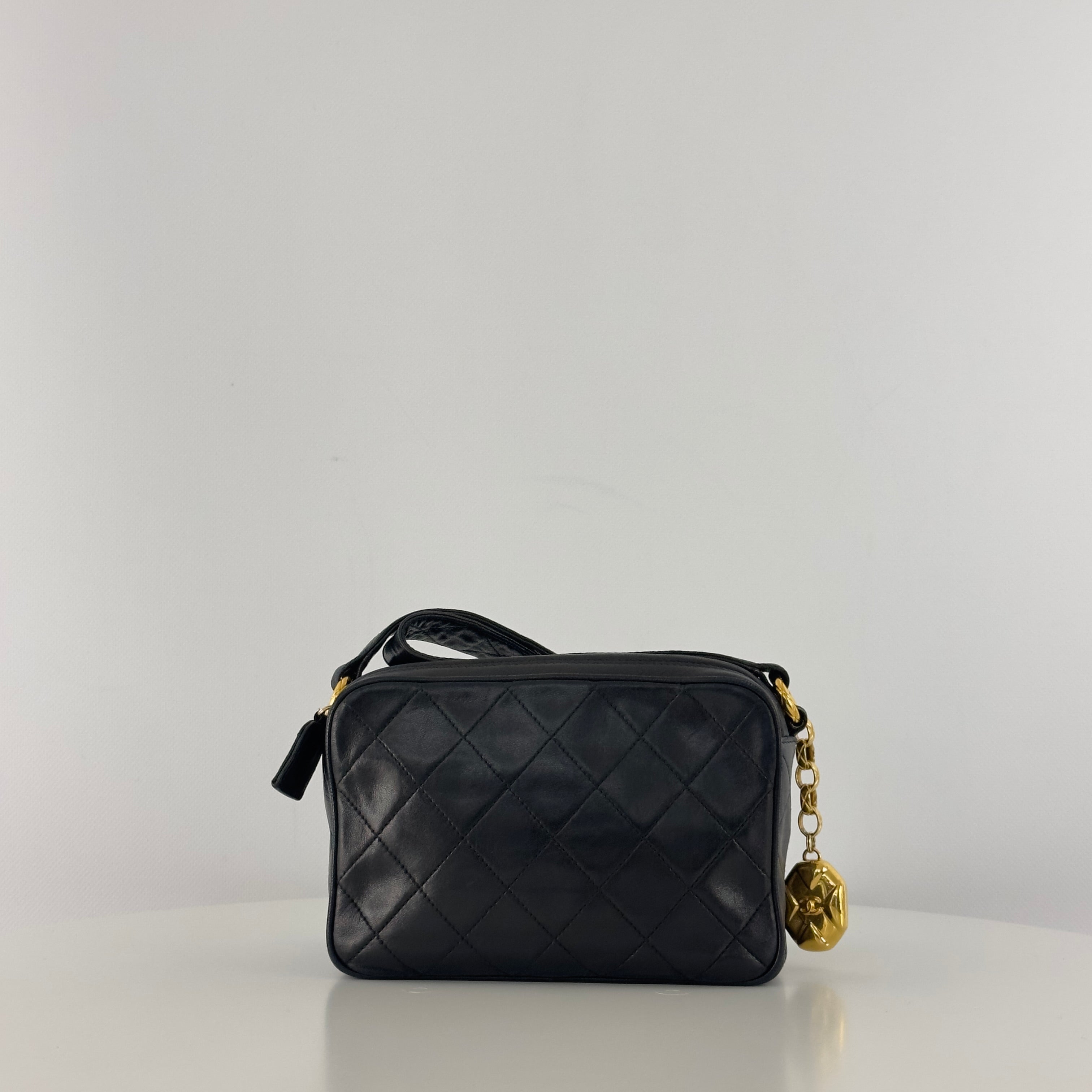 Sac à main CHANEL Matelassé Shoulder Bag cuir d'agneau noir