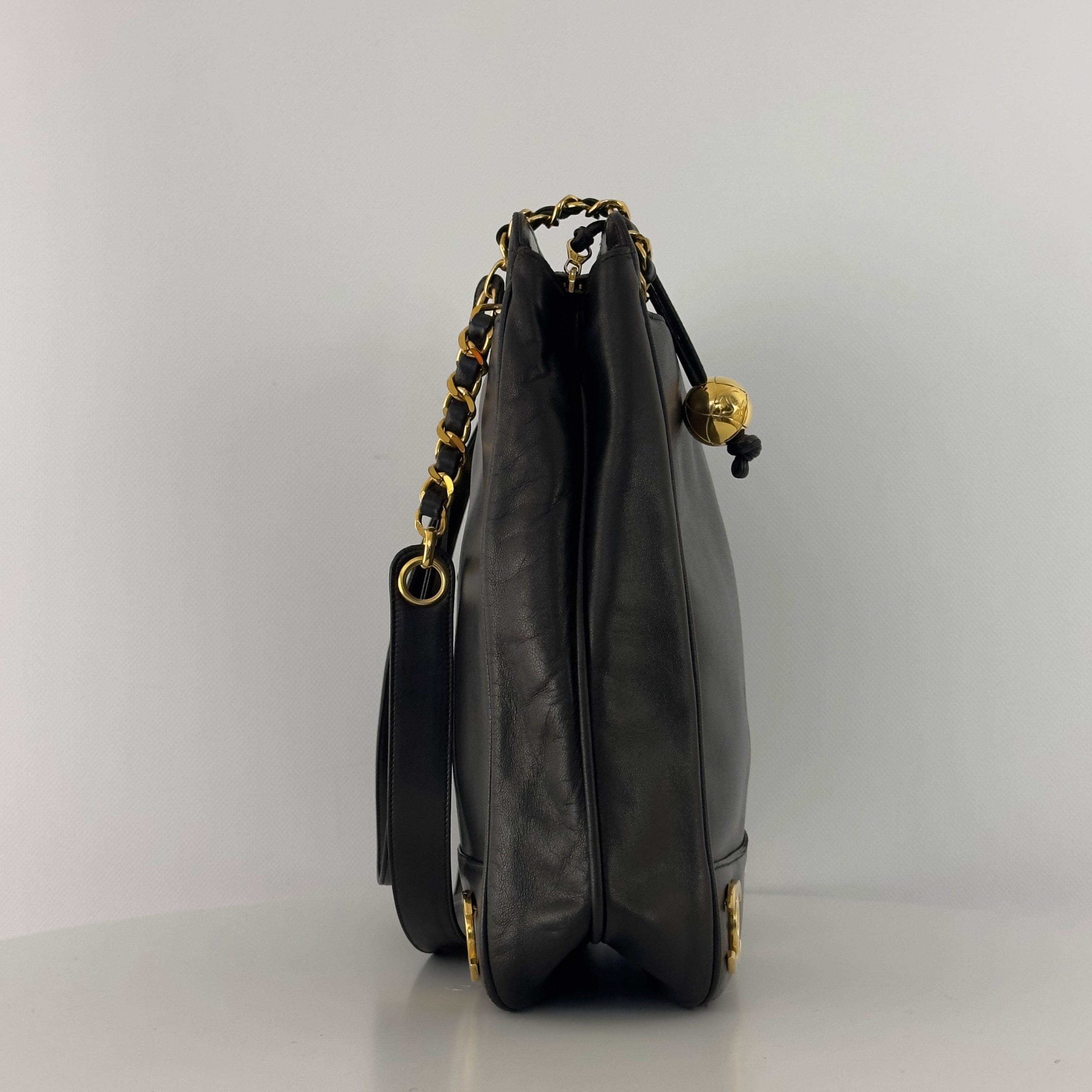 Sac à main CHANEL Tote CC cuir d'agneau noir