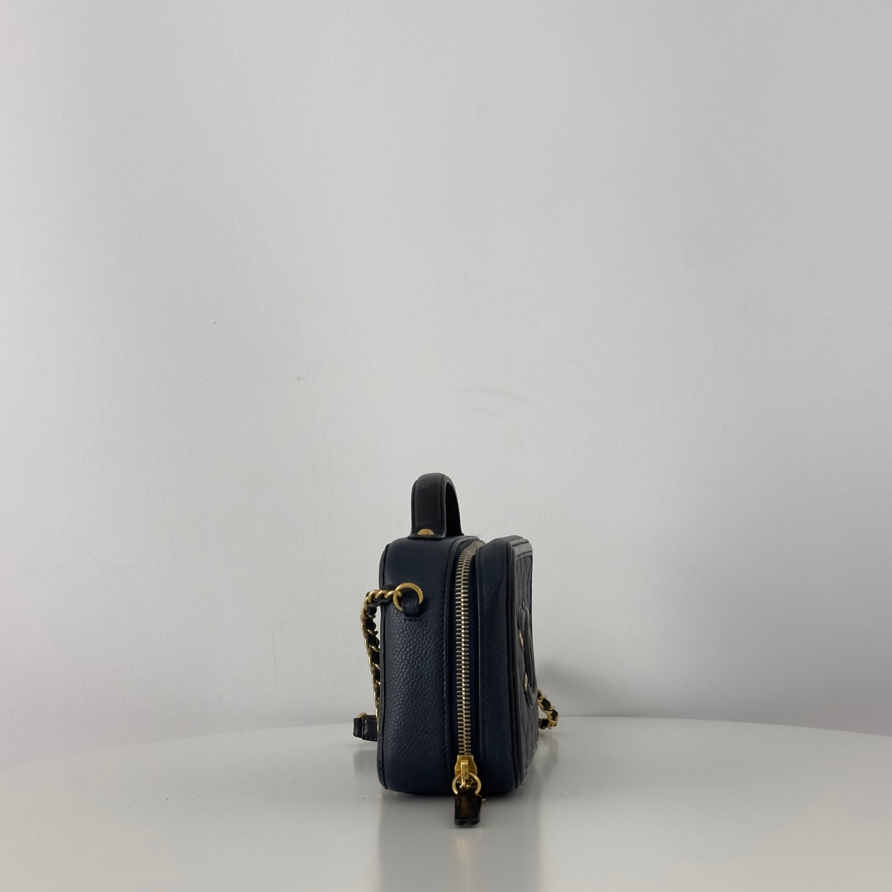 Sac à main CHANEL Filigree Vanity Case cuir caviar bleu nuit