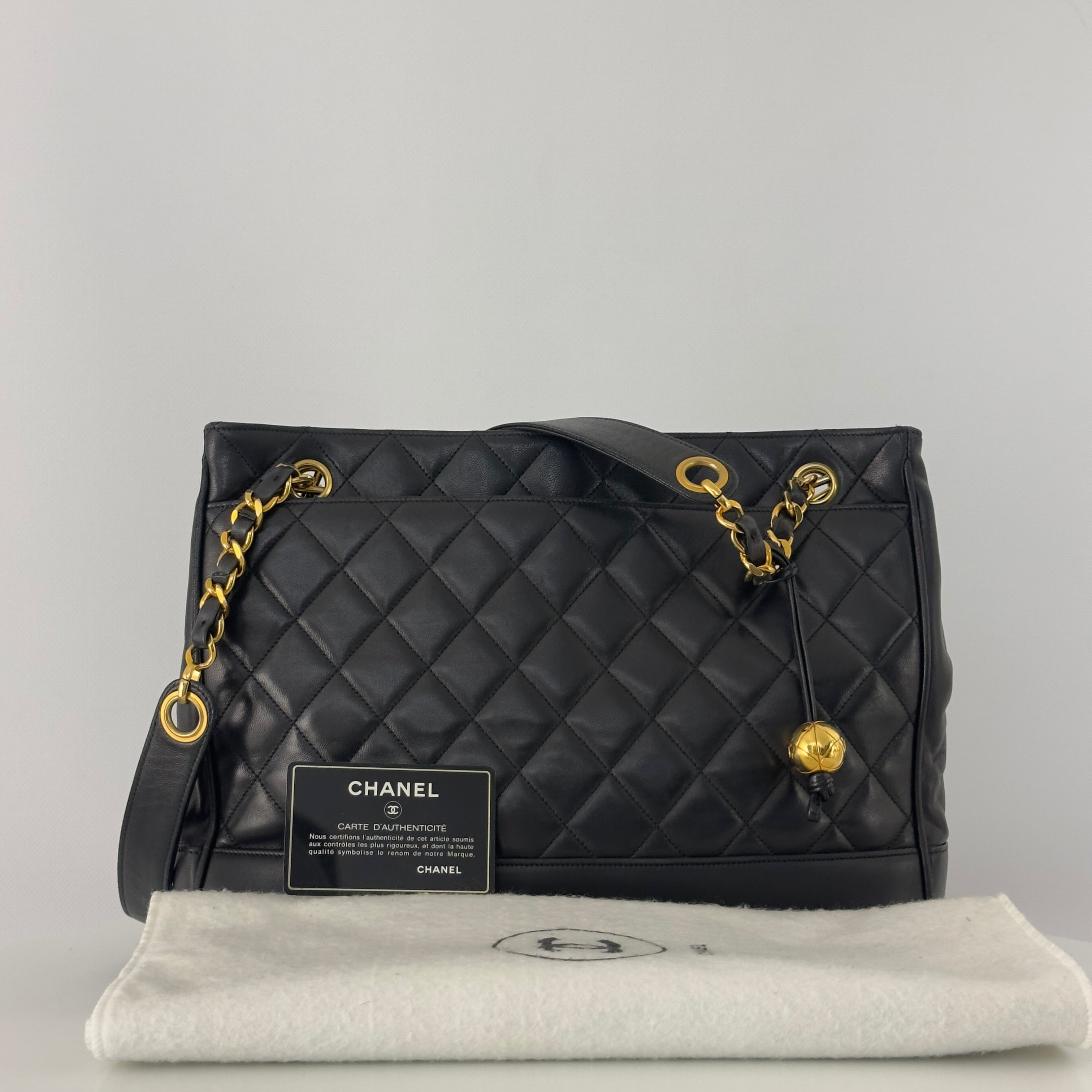 Sac à main CHANEL Tote Matelassé Chain cuir d'agneau noir
