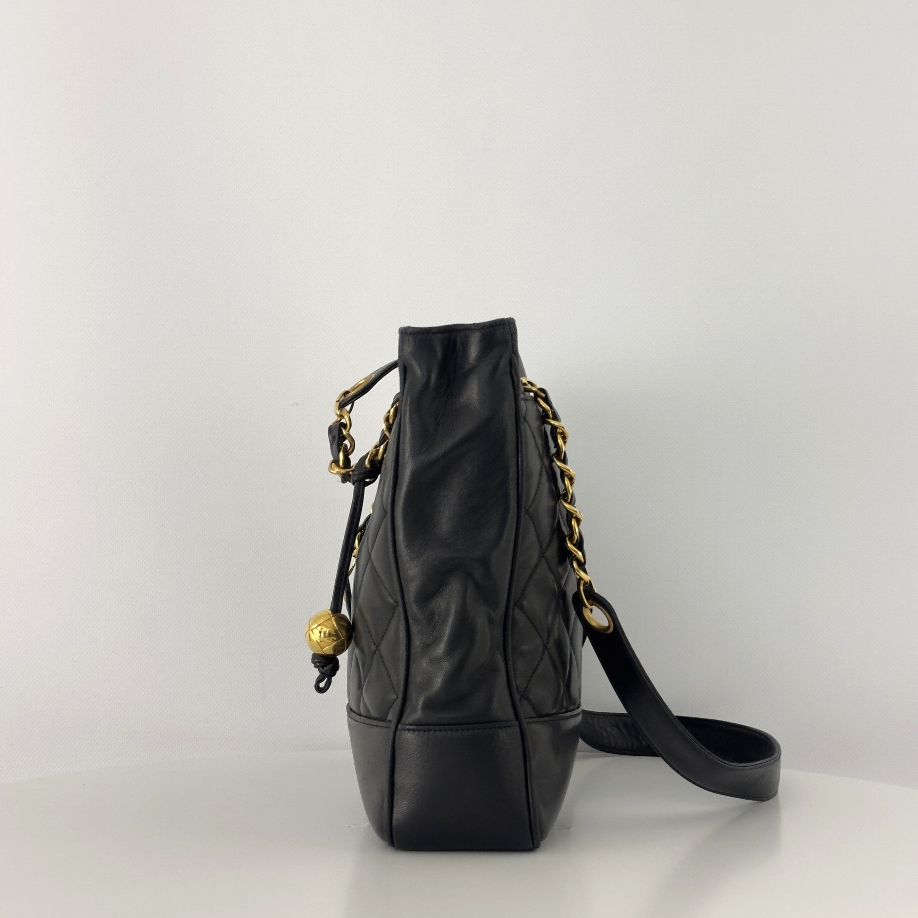 Sac à main CHANEL Tote Matelassé Chain cuir d'agneau noir