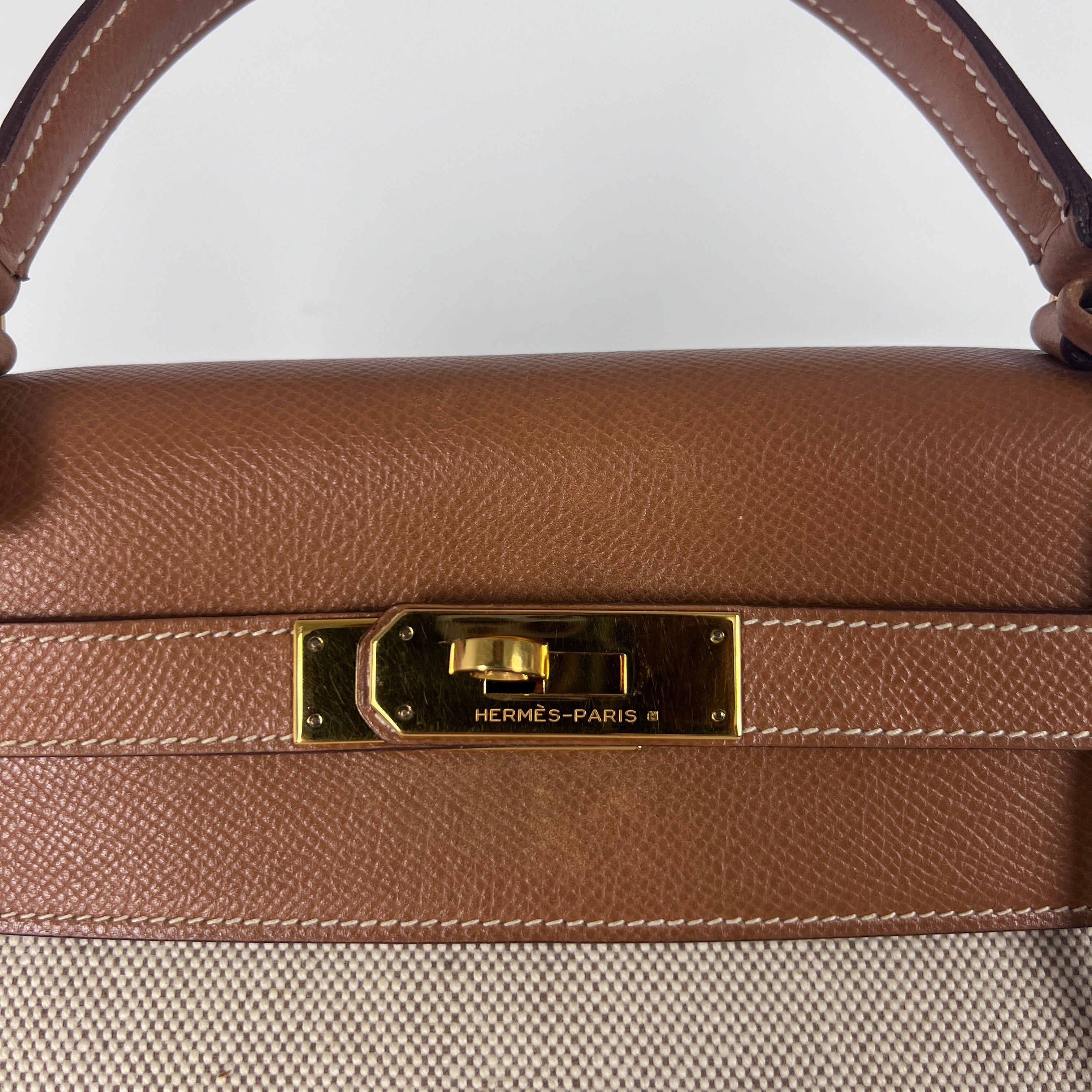 Sac à main HERMÈS Kelly 32 retourné en toile et cuir Gold Courchevel