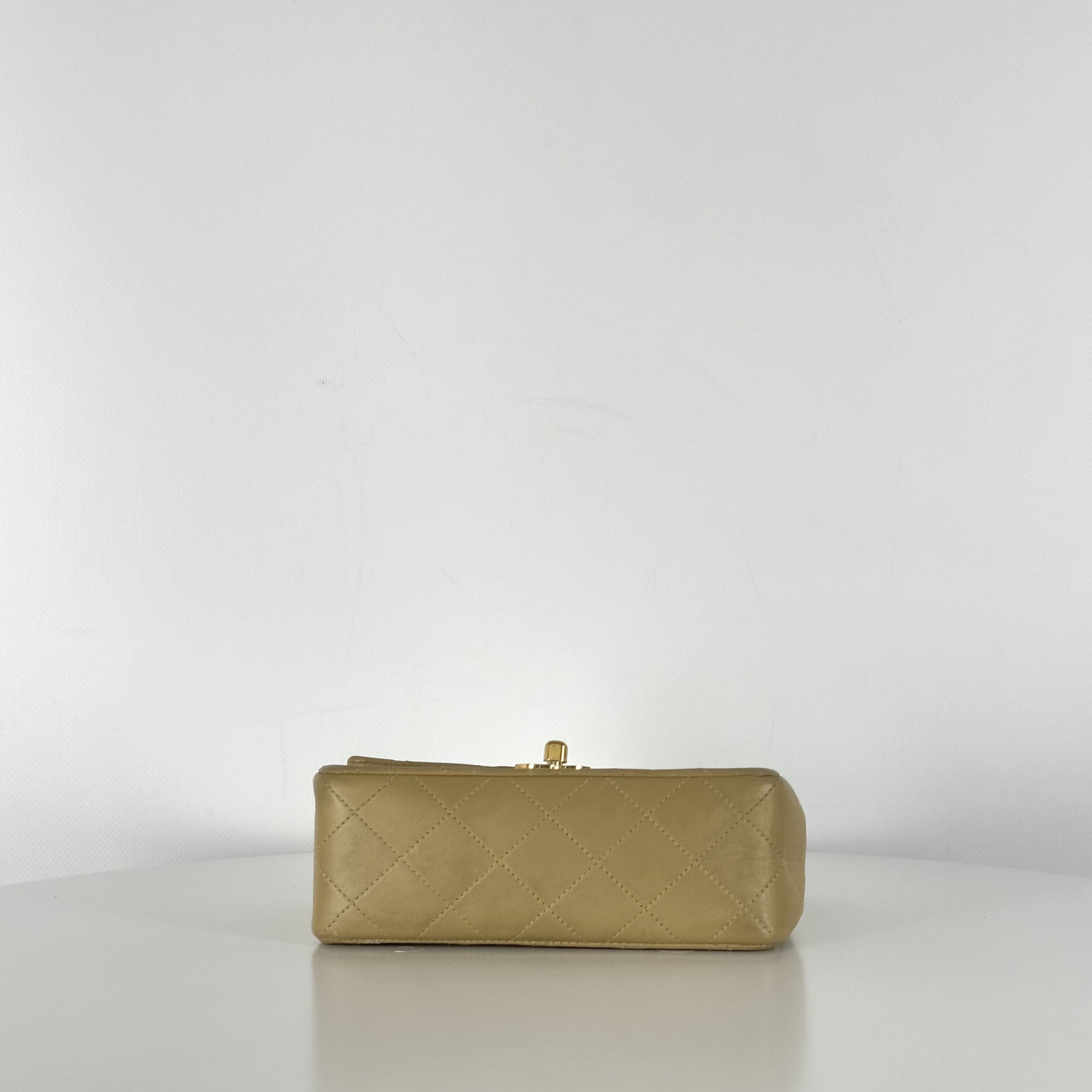 Sac à main CHANEL Timeless Classique Mini  Single Flap cuir d'agneau beige