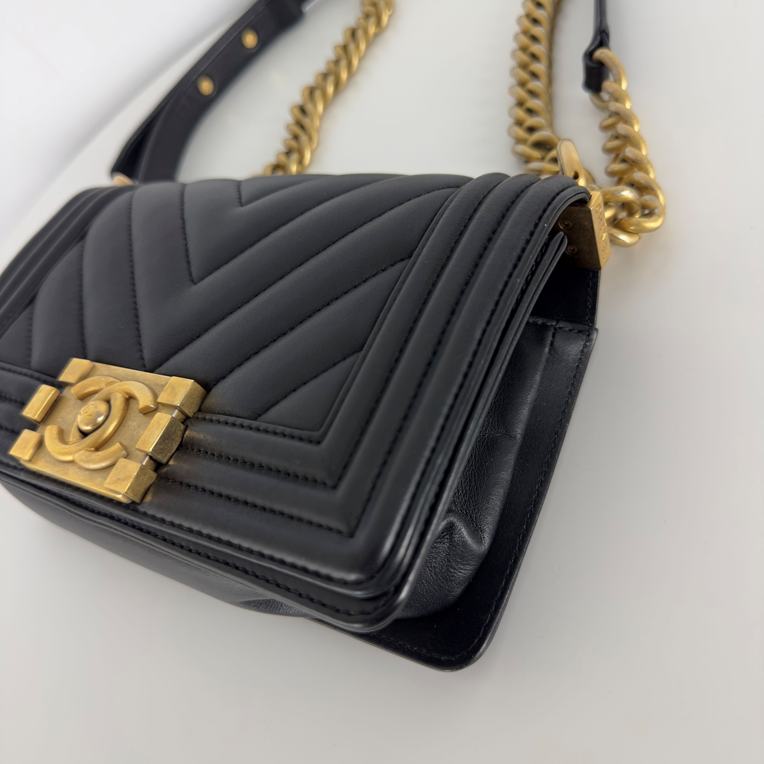 Sac à main CHANEL Boy Chevron cuir d'agneau noir