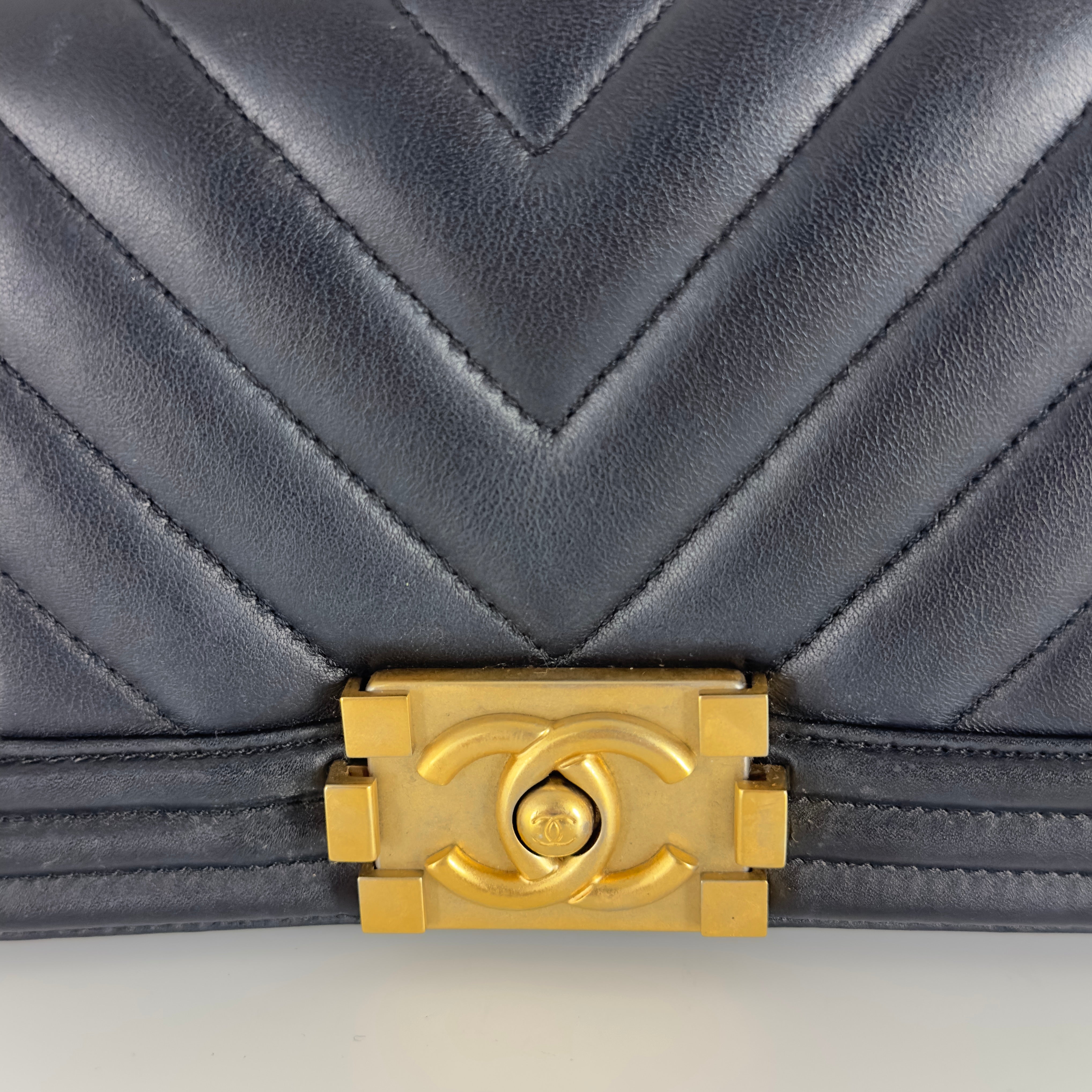 Sac à main CHANEL Boy Chevron cuir d'agneau noir