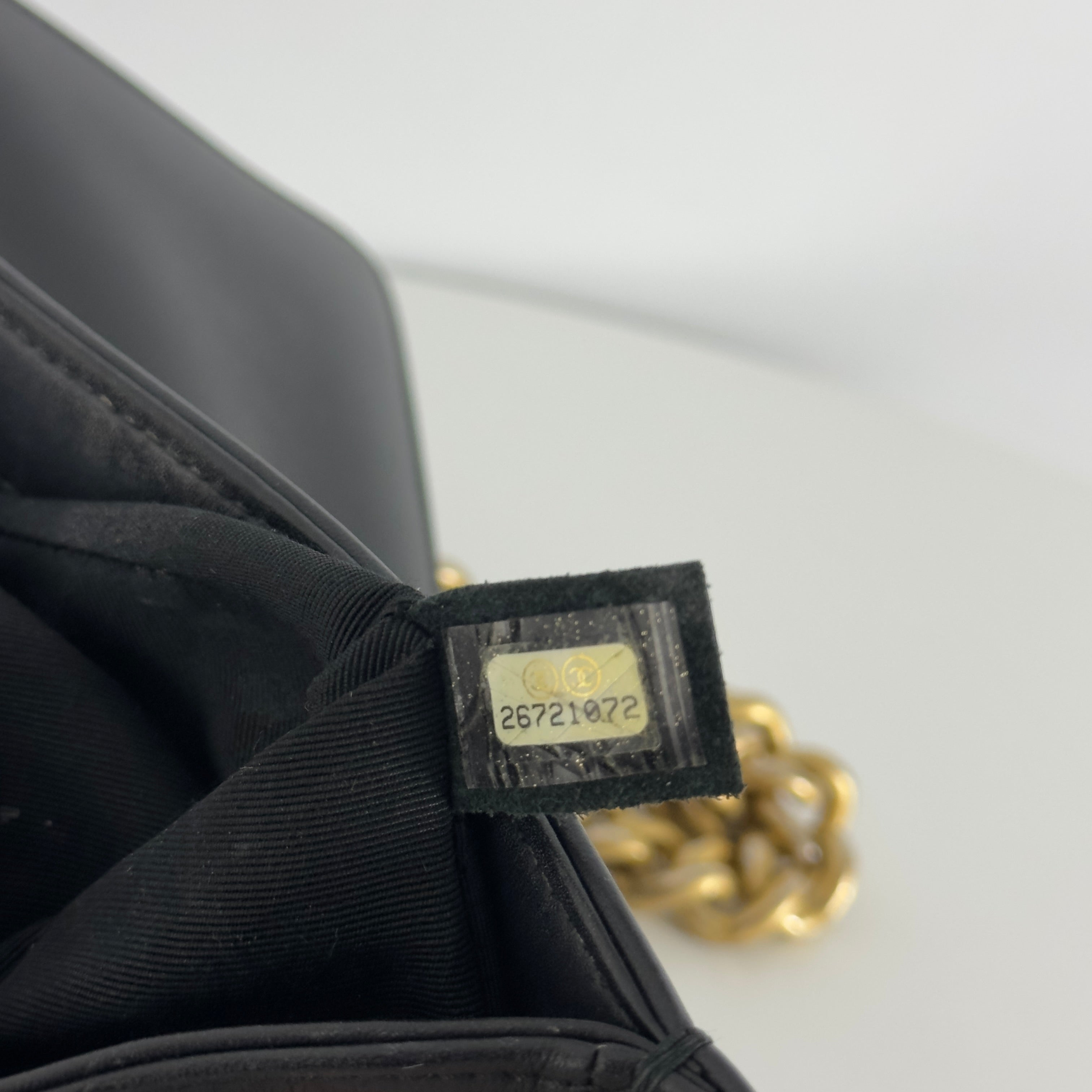 Sac à main CHANEL Boy Chevron cuir d'agneau noir