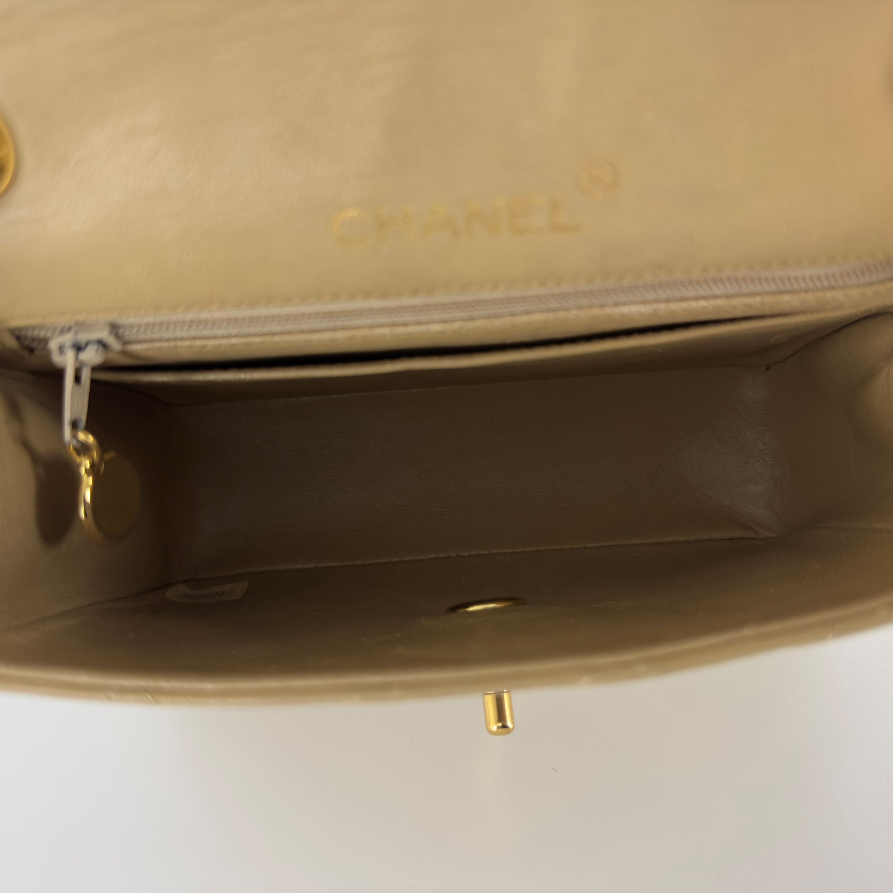 Sac à main CHANEL Timeless Classique Mini  Single Flap cuir d'agneau beige