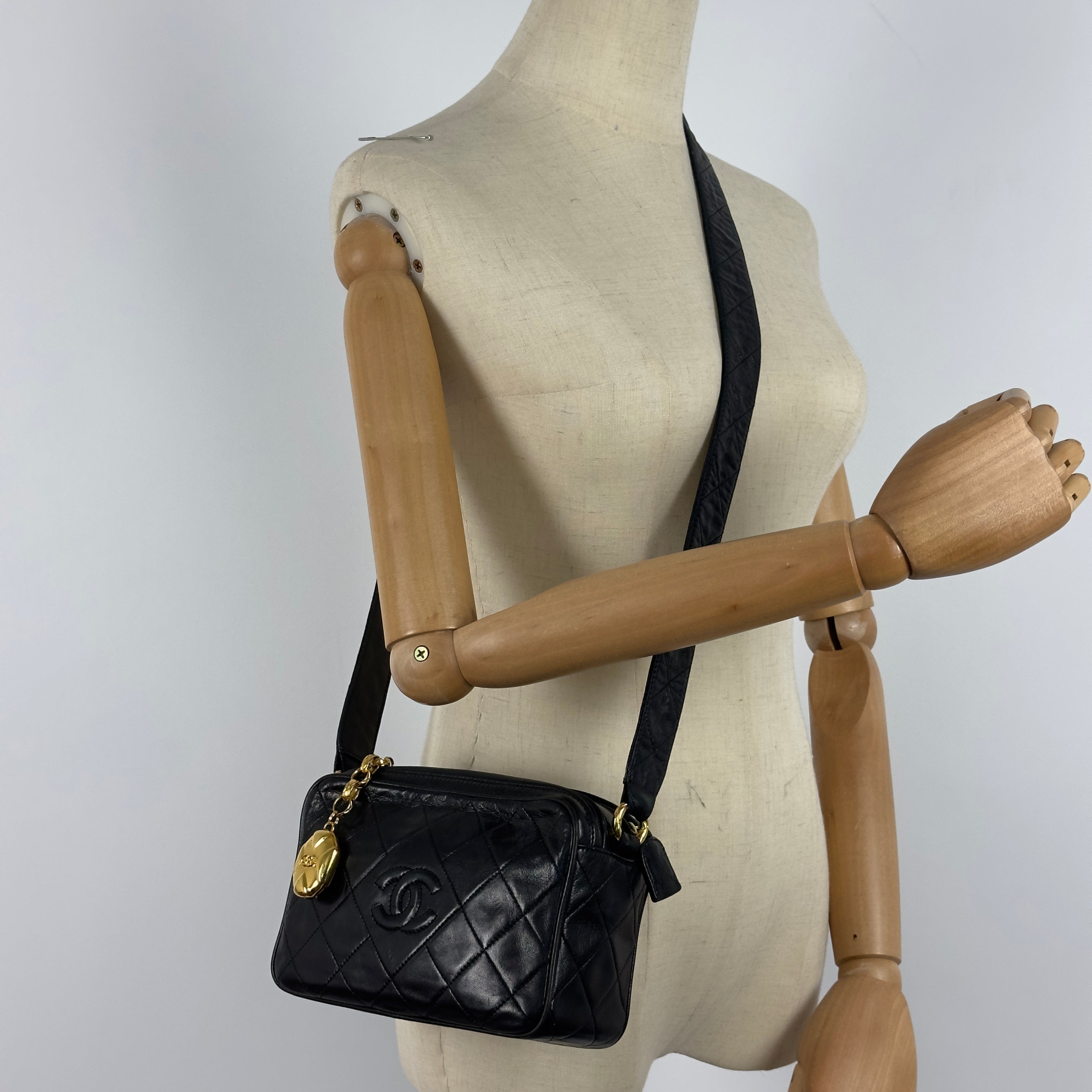 Sac à main CHANEL Matelassé Shoulder Bag cuir d'agneau noir