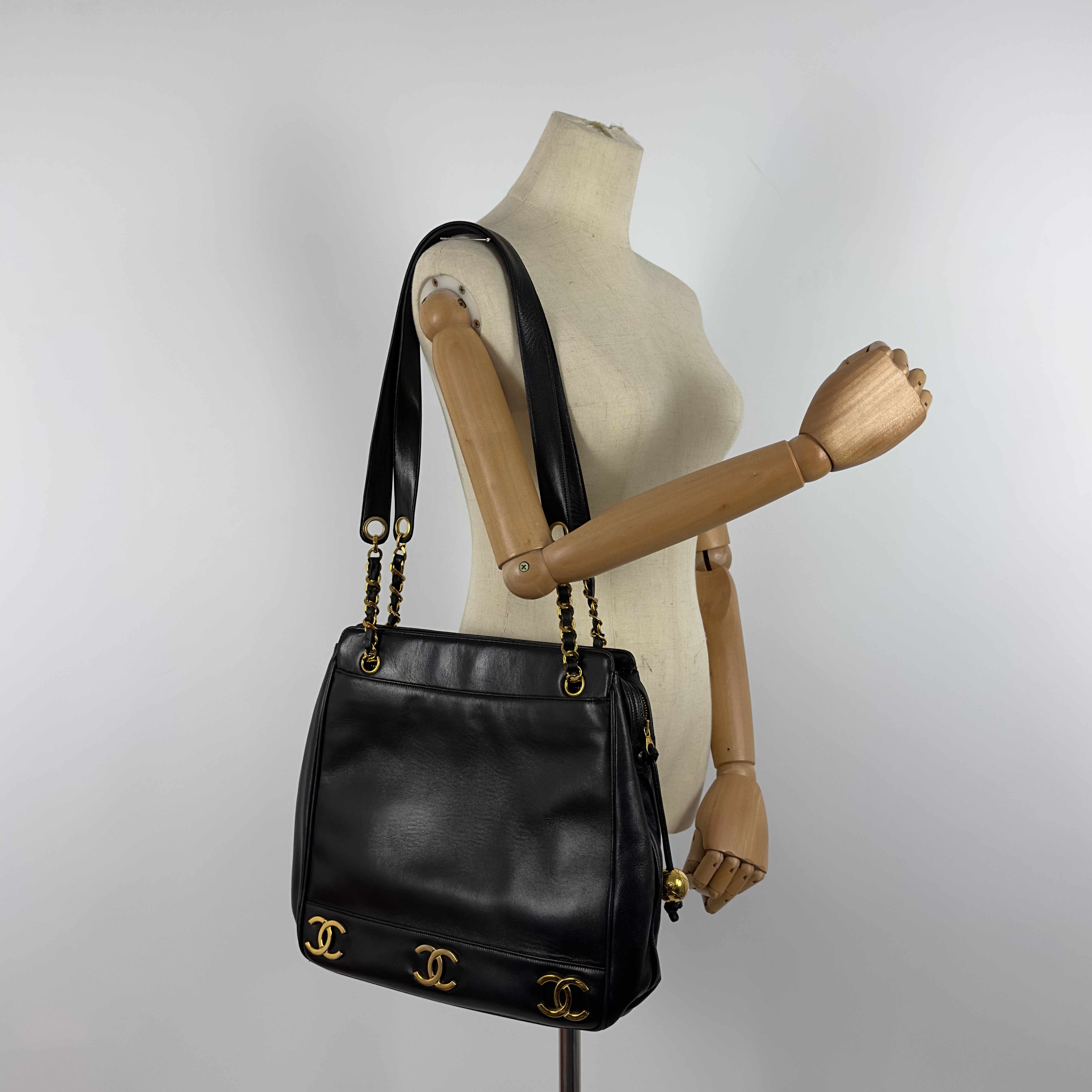 Sac à main CHANEL Tote CC cuir d'agneau noir