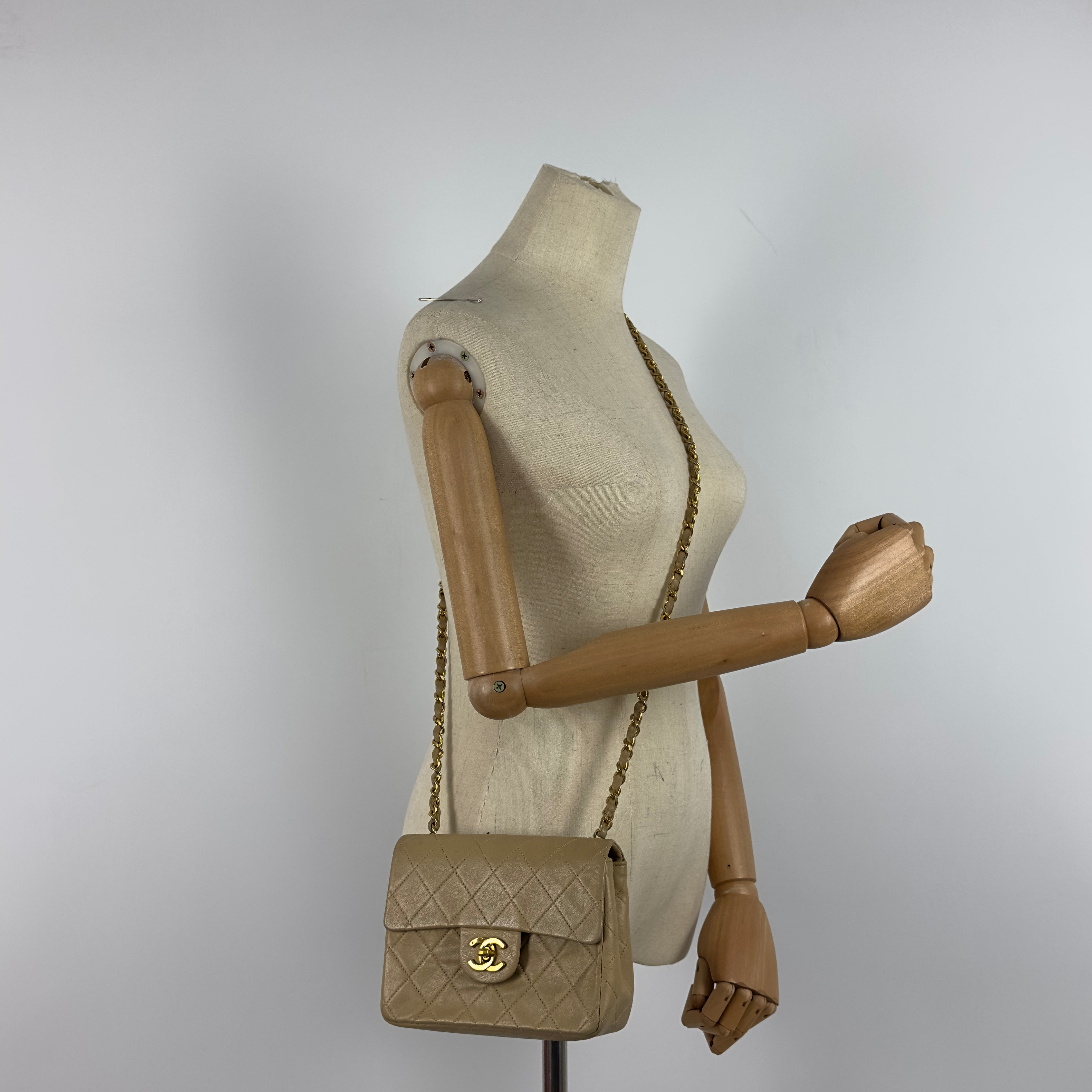 Sac à main CHANEL Timeless Classique Mini  Single Flap cuir d'agneau beige