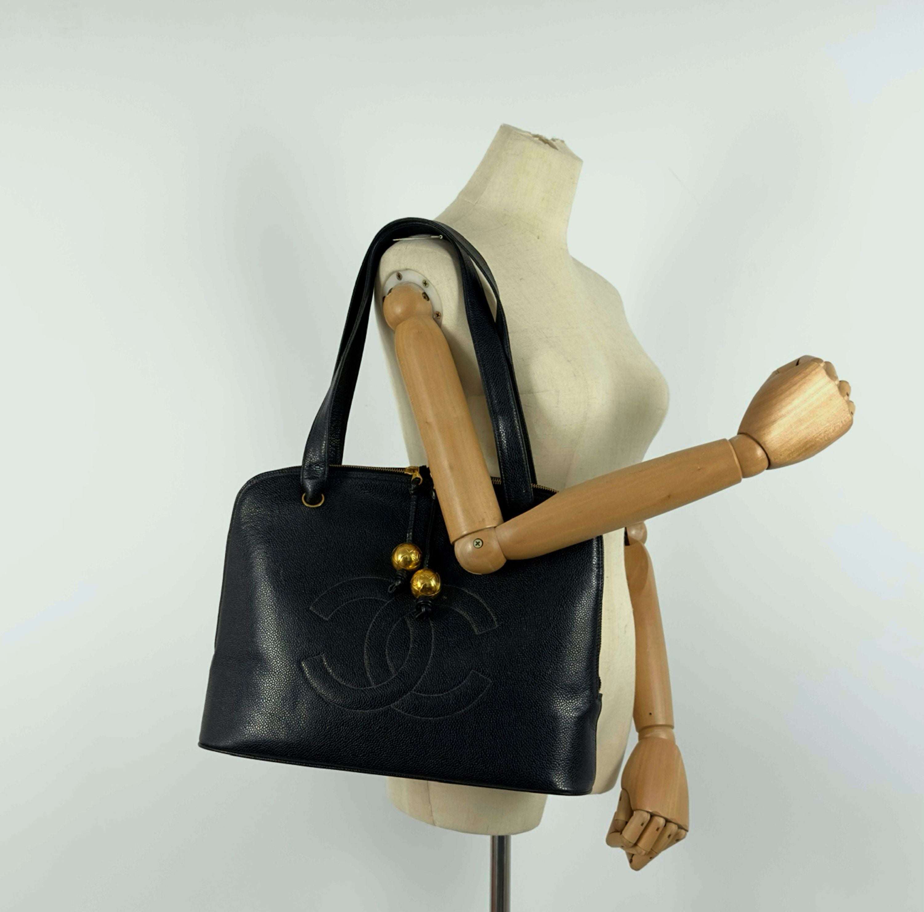 Sac à main CHANEL Tote Coco Mark cuir caviar noir