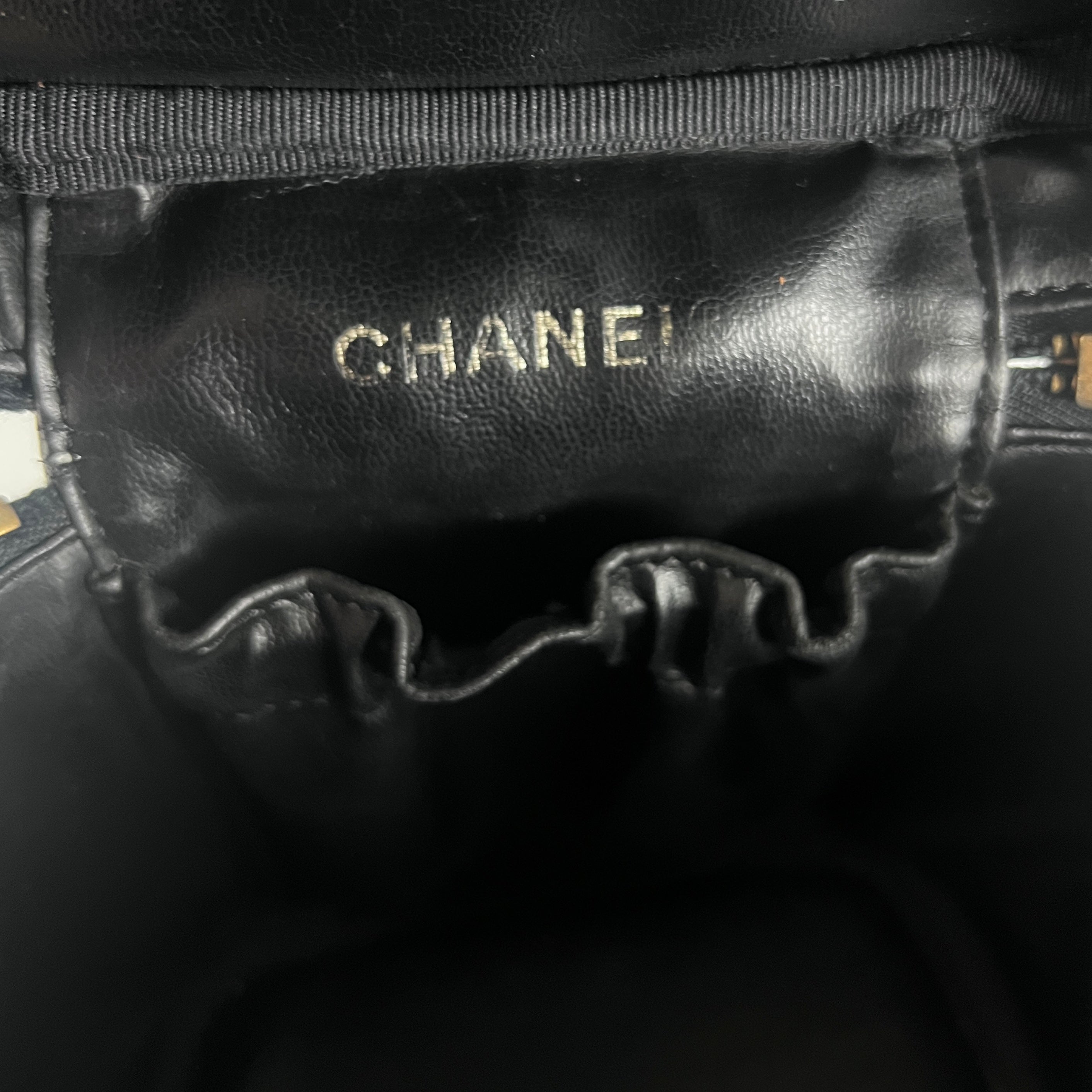 Vanity Case CHANEL CC en cuir caviar noir