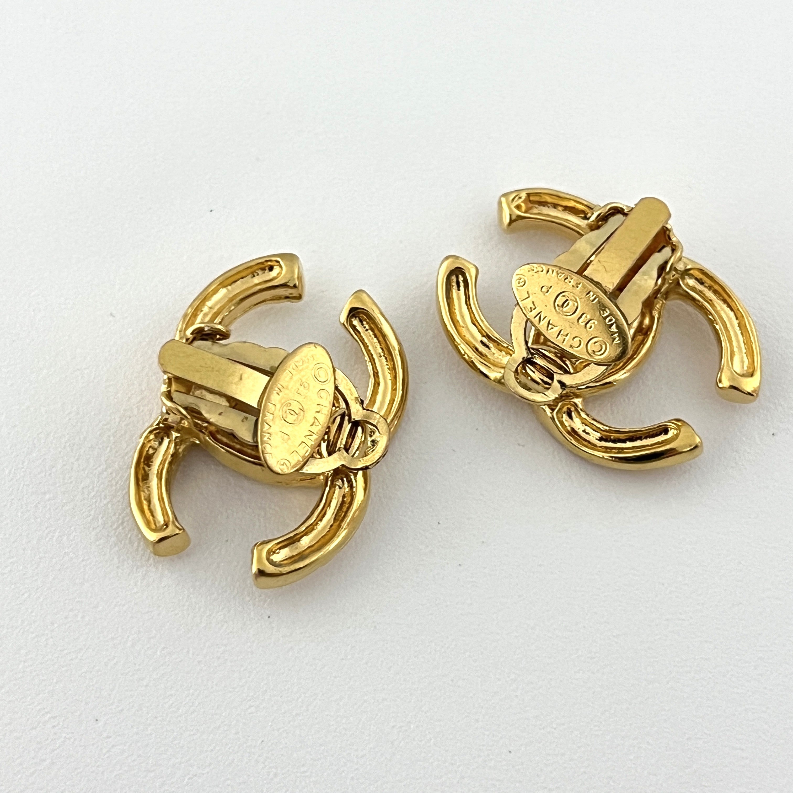 Boucles d'oreilles CHANEL CC Clip On