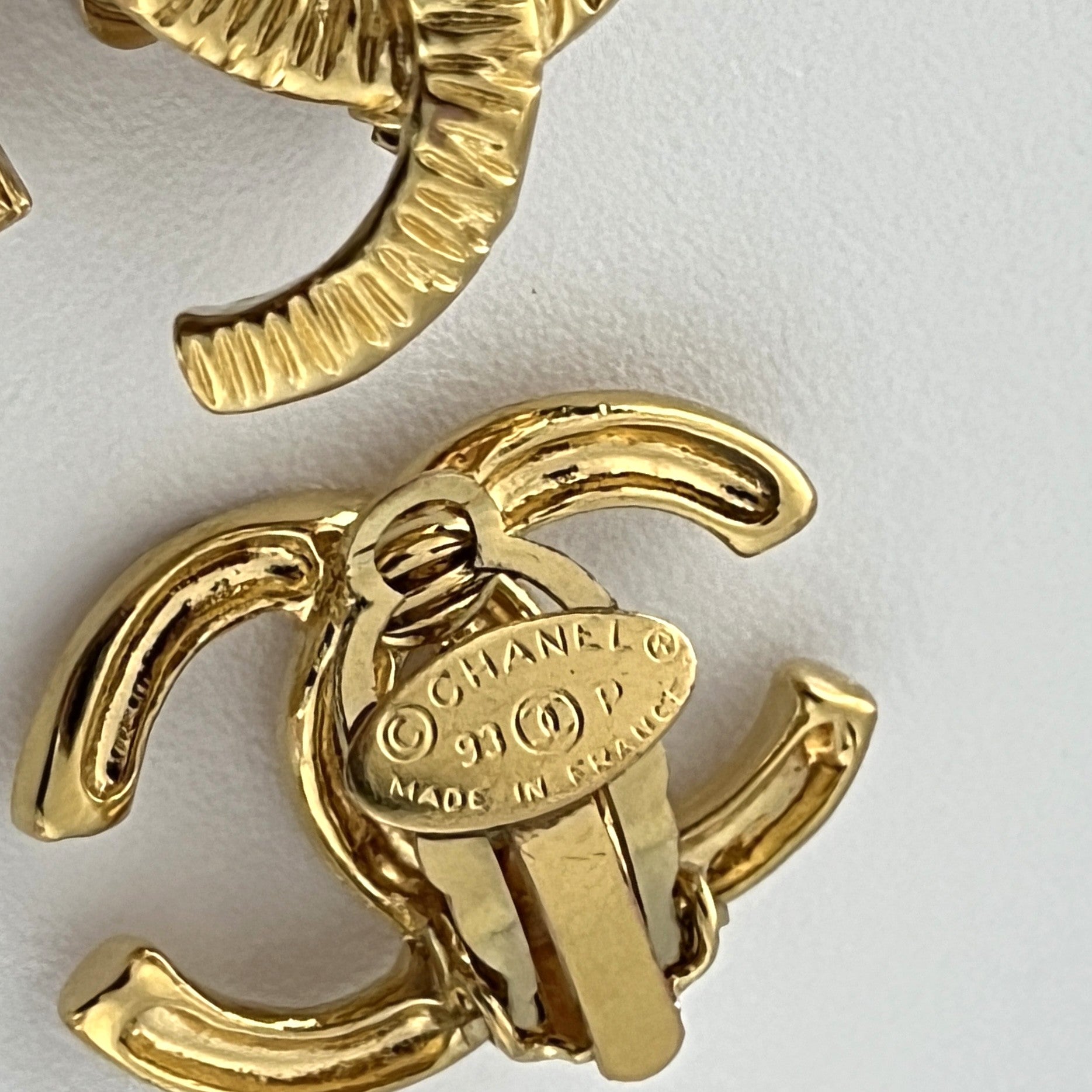 Boucles d'oreilles CHANEL CC Clip On