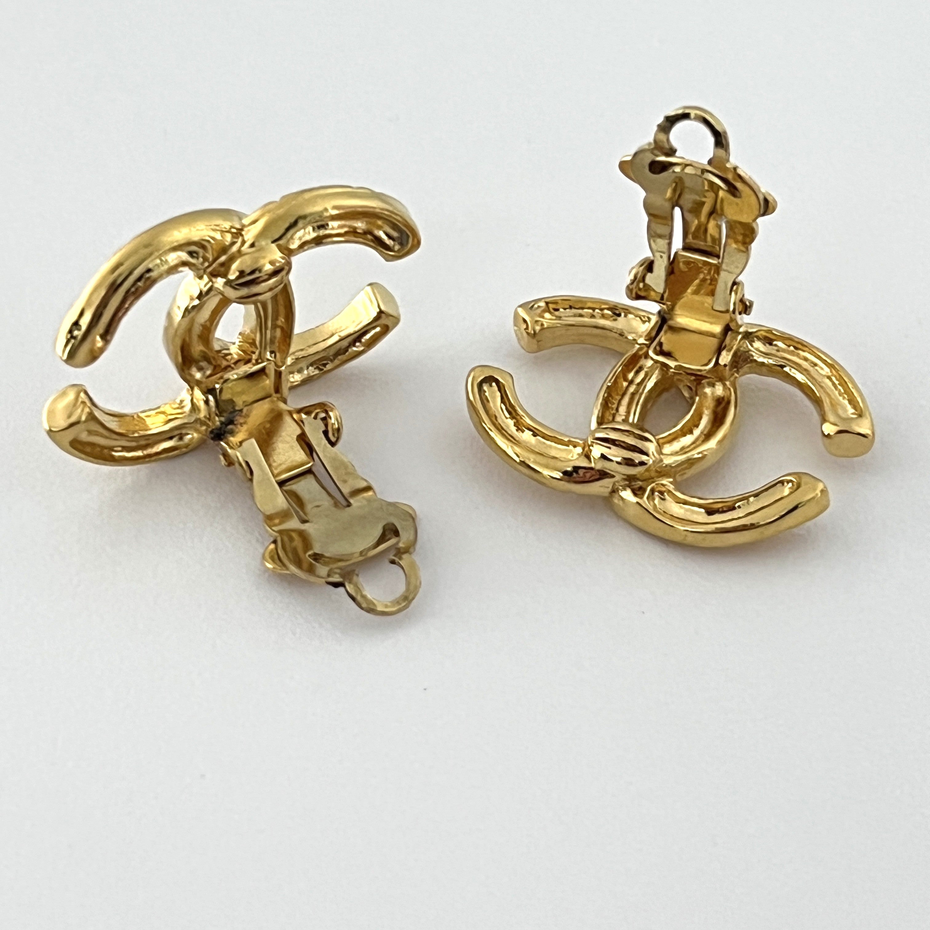 Boucles d'oreilles CHANEL CC Clip On