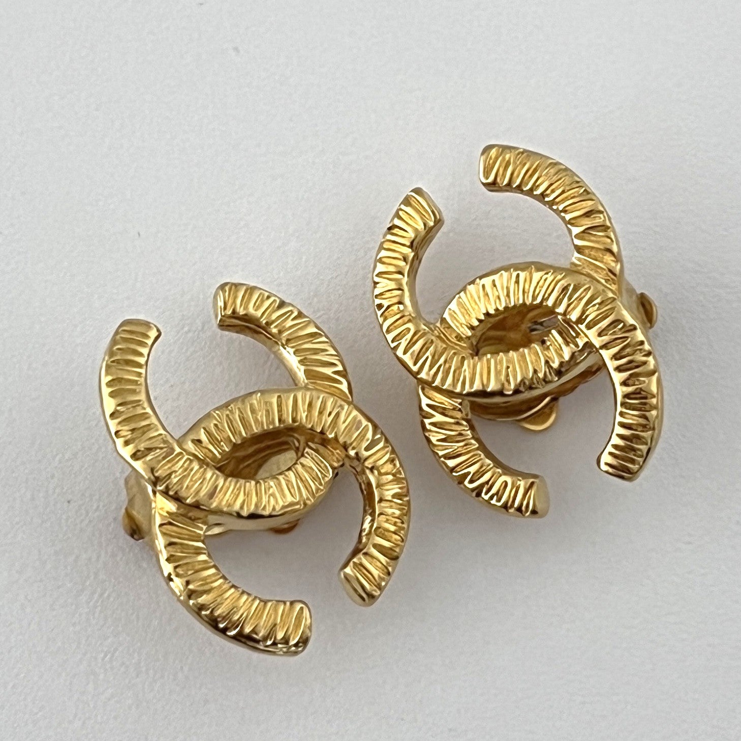 Boucles d'oreilles CHANEL CC Clip On